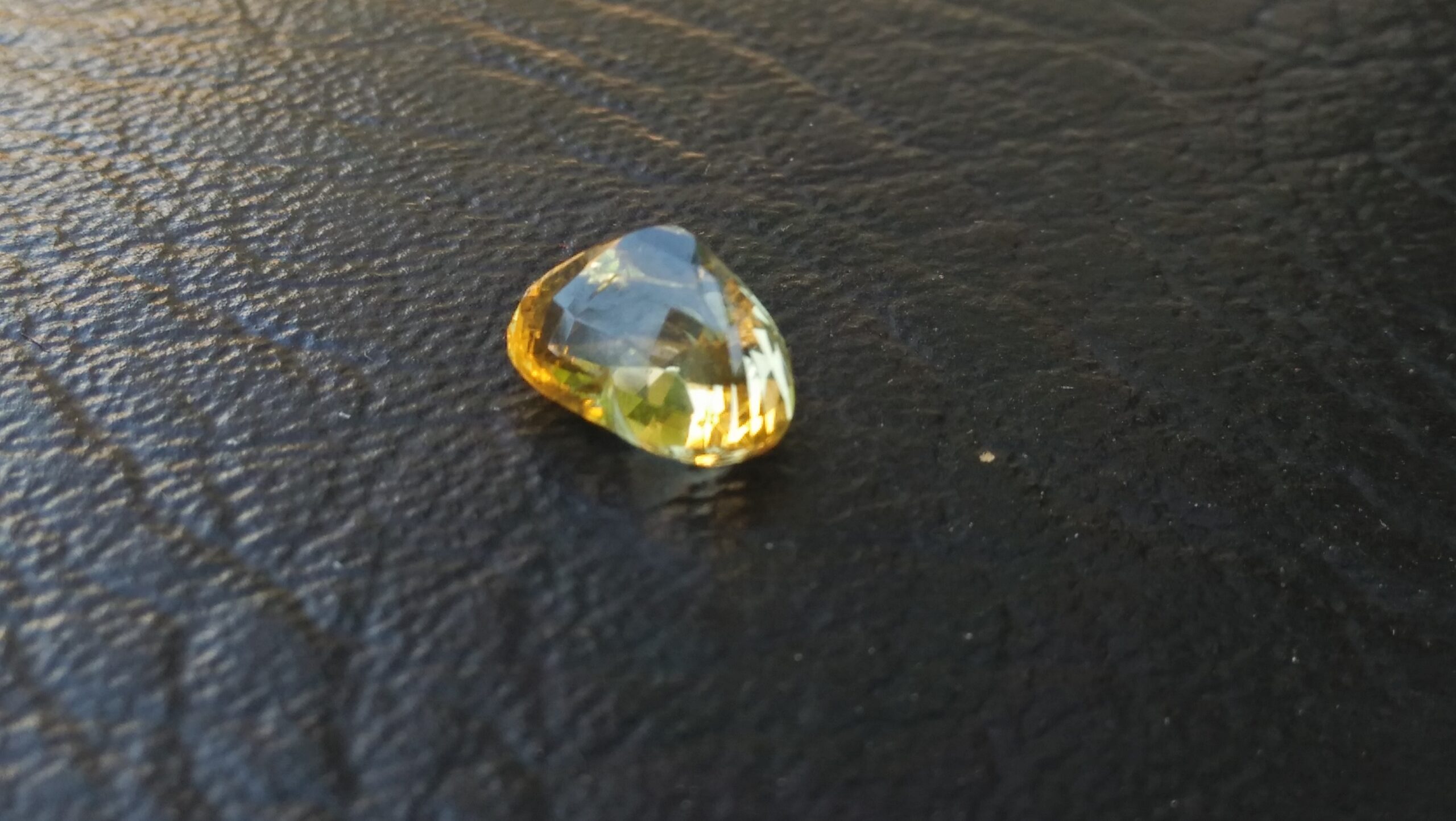 Ceylon Natural Yellow Sapphire Descriptions Weight : 4Cts Color : Yellow Treatment: No heating Transparent: Good transparency Shape : Shape of the heart Clarity : VVS Danu Group - Gemstones Directly from the Source 黃色的藍寶石 重量 : 4Cts 颜色 : 黄色 治疗 :不加热 透明 : 好透明 形状 : 心的形状 清晰度 : VVS 寶石直接來自矿塲