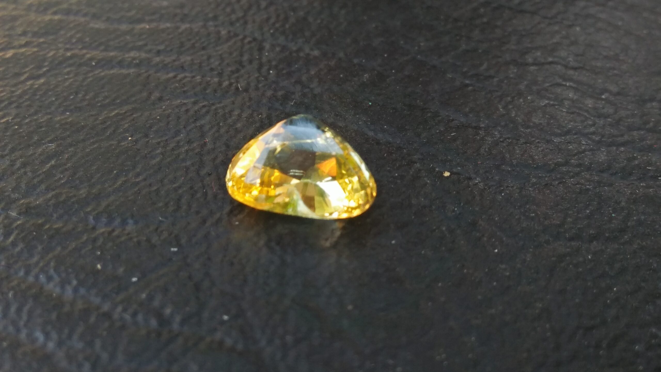 Ceylon Natural Yellow Sapphire Descriptions Weight : 4Cts Color : Yellow Treatment: No heating Transparent: Good transparency Shape : Shape of the heart Clarity : VVS Danu Group - Gemstones Directly from the Source 黃色的藍寶石 重量 : 4Cts 颜色 : 黄色 治疗 :不加热 透明 : 好透明 形状 : 心的形状 清晰度 : VVS 寶石直接來自矿塲