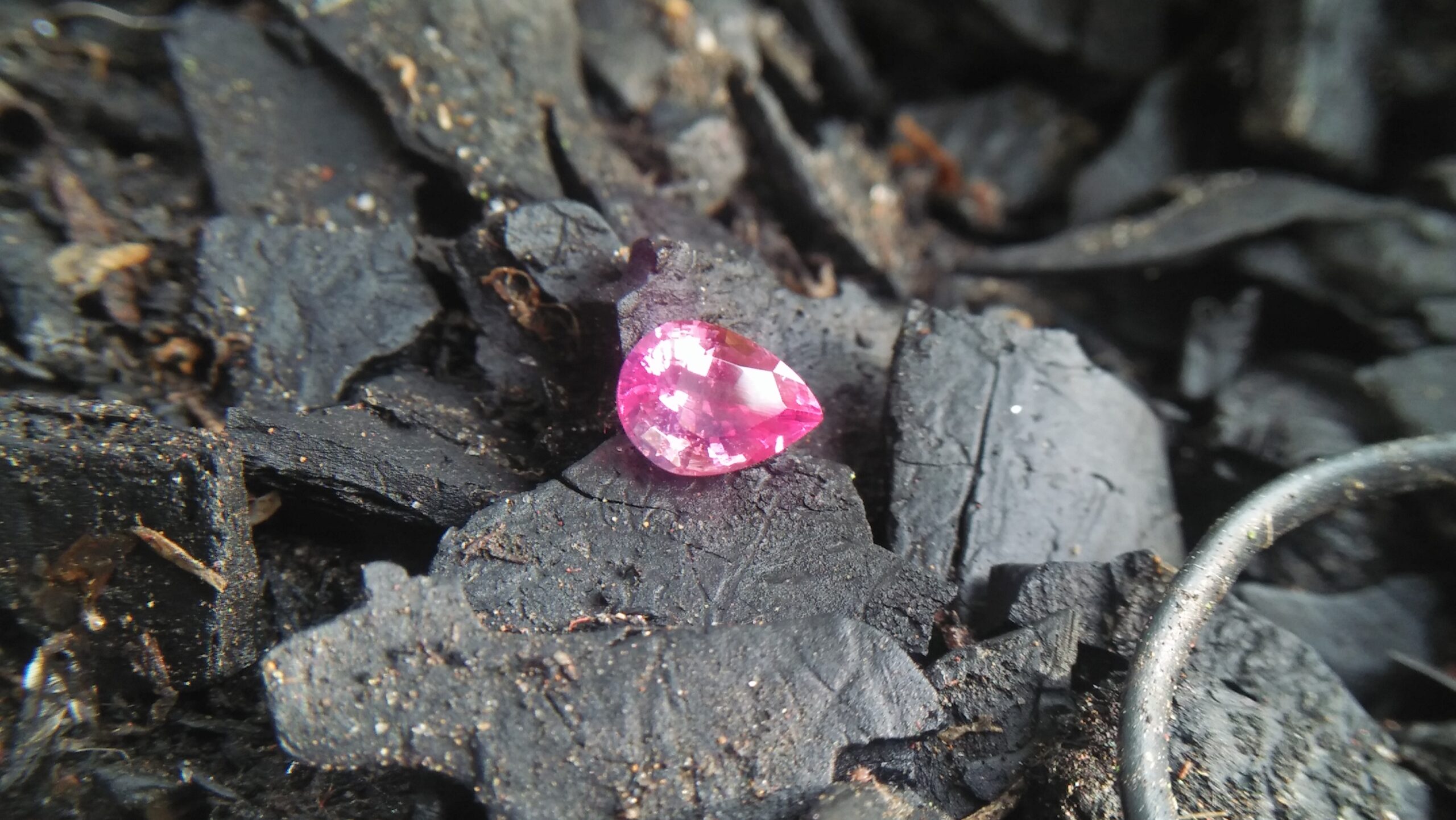 CEYLON NATURAL PINK SAPPHIRE Weight : 1.03Cts Dimension : 6.9 mm x 5.0 mm x 3.8 mm Color : Pink Treatment: Unheated Transparent: Good Transparency Shape : Pear Clarity : Vs 粉紅的藍寶石 重量 : 1.03Cts 尺寸 : 6.9 mm x 5.0 mm x 3.8 mm 颜色 : 粉 透明 : 好透明 形狀 : 梨形 清晰度 : VS 治療 : 沒有加熱 来源:斯里兰卡 達魯集團 寶石直接來自矿塲 COLORED STONE LABORATORY CERTIFIED ( GIA Alumni Association Member) CSL Memo No : 492F1E3C8C3B