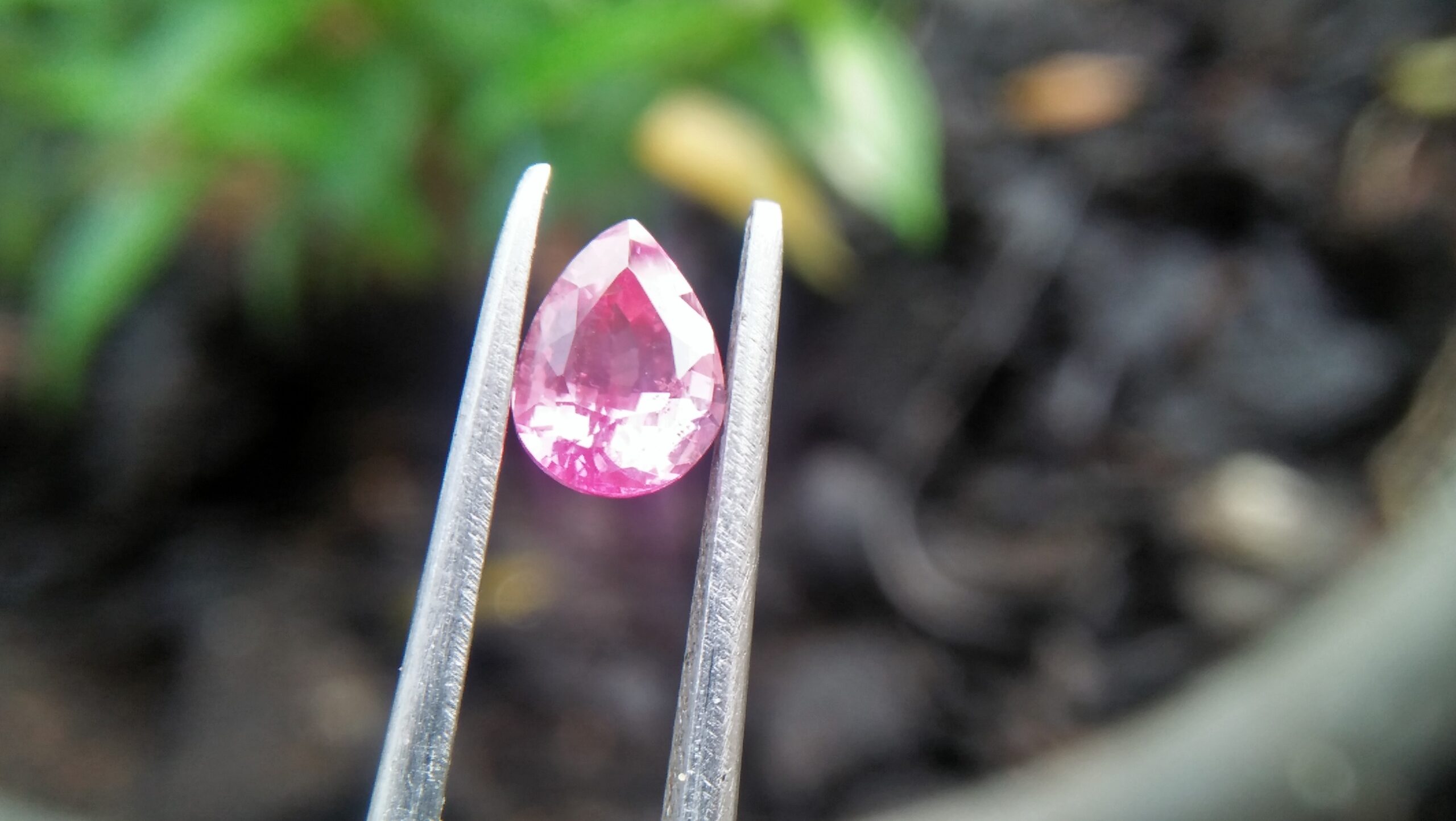 CEYLON NATURAL PINK SAPPHIRE Weight : 1.03Cts Dimension : 6.9 mm x 5.0 mm x 3.8 mm Color : Pink Treatment: Unheated Transparent: Good Transparency Shape : Pear Clarity : Vs 粉紅的藍寶石 重量 : 1.03Cts 尺寸 : 6.9 mm x 5.0 mm x 3.8 mm 颜色 : 粉 透明 : 好透明 形狀 : 梨形 清晰度 : VS 治療 : 沒有加熱 来源:斯里兰卡 達魯集團 寶石直接來自矿塲 COLORED STONE LABORATORY CERTIFIED ( GIA Alumni Association Member) CSL Memo No : 492F1E3C8C3B