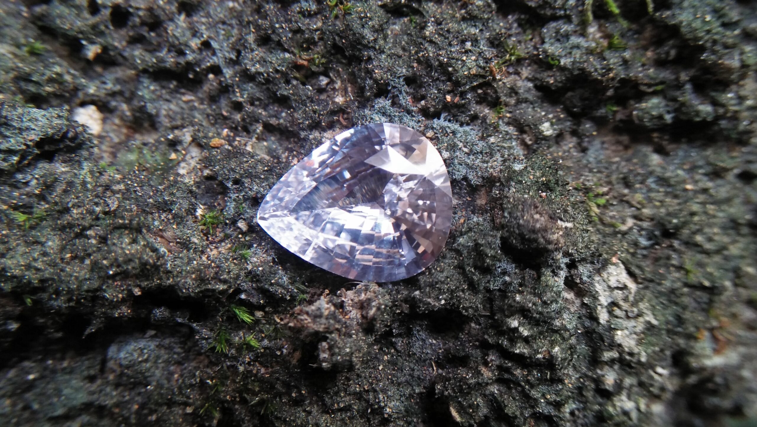 Ceylon White Sapphire Weight : 2.45Cts Dimension : 10.3 mm x 8.4 mm x 4.2 mm Color : White Treatment : Heated Transparent: Good Transparency Shape : Pear Clarity : VS Danu Group - Gemstones Directly from the Source 白色的藍寶石 重量 : 2.45卡拉 尺寸 : 10.3 mm x 8.4 mm x 4.2 mm 颜色 : 白色 透明 : 好透明 形状 : 梨形 清晰度 : VS 治療 : 加熱 寶石直接來自矿塲 COLORED STONE LABORATORY CERTIFIED ( GIA Alumni Association Member) CSL Memo NO : 166CD6D4BD14