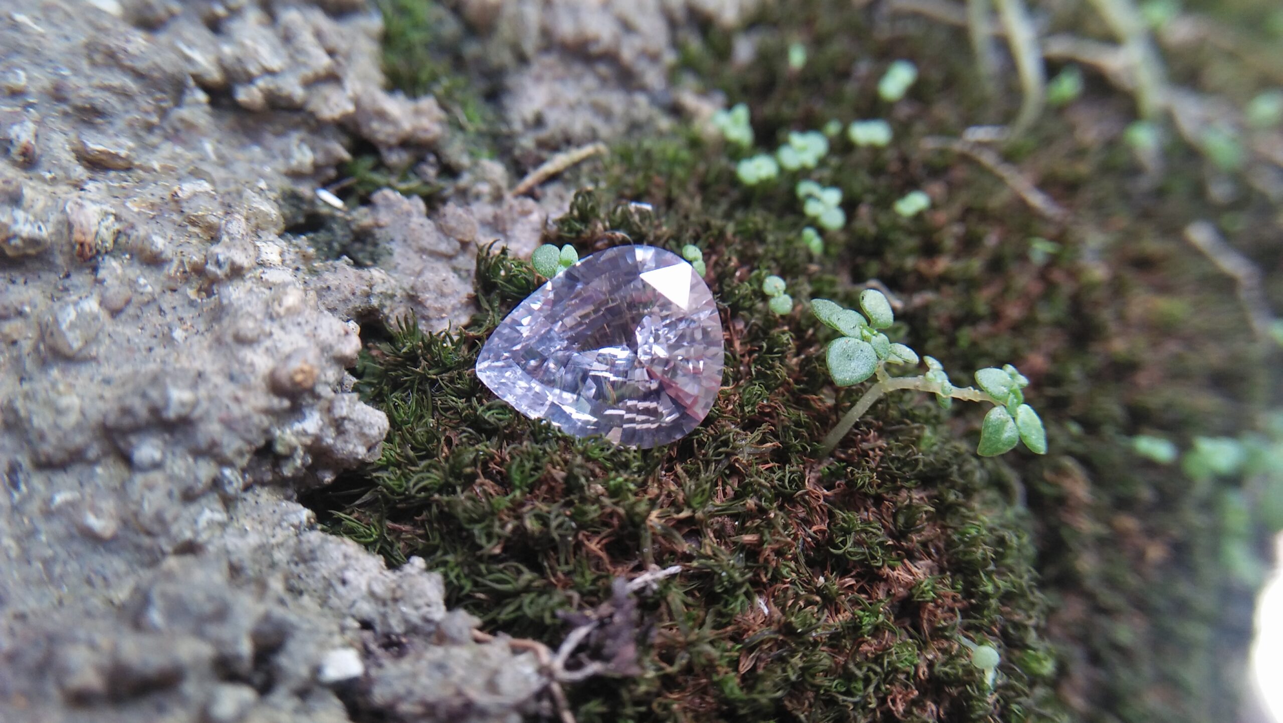Ceylon White Sapphire Weight : 2.45Cts Dimension : 10.3 mm x 8.4 mm x 4.2 mm Color : White Treatment : Heated Transparent: Good Transparency Shape : Pear Clarity : VS Danu Group - Gemstones Directly from the Source 白色的藍寶石 重量 : 2.45卡拉 尺寸 : 10.3 mm x 8.4 mm x 4.2 mm 颜色 : 白色 透明 : 好透明 形状 : 梨形 清晰度 : VS 治療 : 加熱 寶石直接來自矿塲 COLORED STONE LABORATORY CERTIFIED ( GIA Alumni Association Member) CSL Memo NO : 166CD6D4BD14