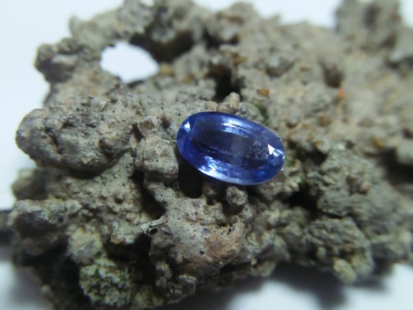 Ceylon Natural Blue Sapphire Colour : Blue Shape : Oval Weight : 1.04cts Dimension : 7.6mm x 4.7mm x 3.1 mm Treatment : Unheated/ Natural Clarity : SI • CSL - Colored Stone Laboratory Certified ( GIA Alumina Association Member ) • CSL Memo No : 831A065FF6F1 蓝宝石 重量 : 1.04 卡拉 尺寸 : 7.6 mm x 4.7 mm x 3.1 mm 颜色 : 蓝色 透明 : 好透明 形状 : 椭圆形 清晰度 : SI