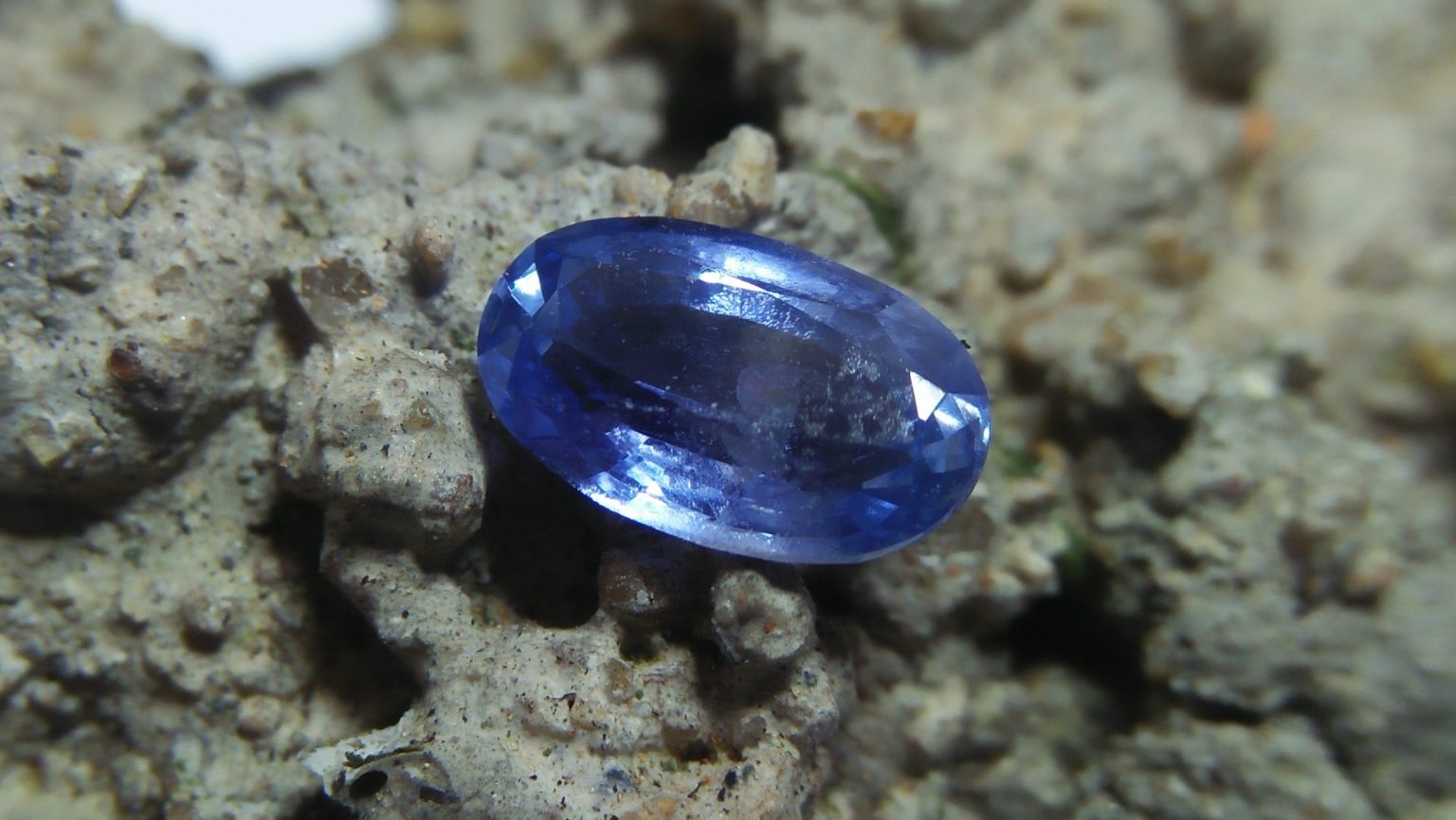 Ceylon Natural Blue Sapphire Colour : Blue Shape : Oval Weight : 1.04cts Dimension : 7.6mm x 4.7mm x 3.1 mm Treatment : Unheated/ Natural Clarity : SI • CSL - Colored Stone Laboratory Certified ( GIA Alumina Association Member ) • CSL Memo No : 831A065FF6F1 蓝宝石 重量 : 1.04 卡拉 尺寸 : 7.6 mm x 4.7 mm x 3.1 mm 颜色 : 蓝色 透明 : 好透明 形状 : 椭圆形 清晰度 : SI