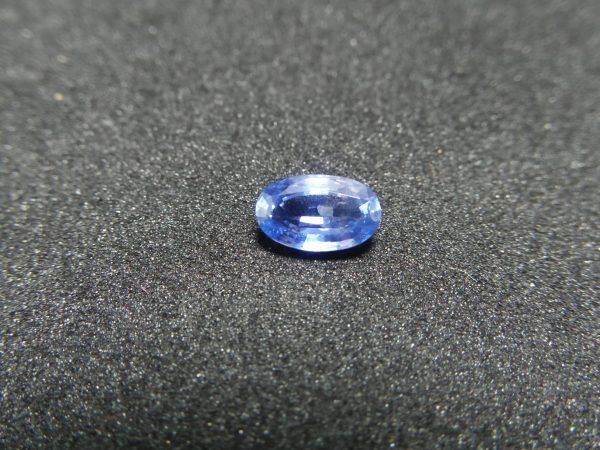 Ceylon Natural Blue Sapphire Colour : Blue Shape : Oval Weight : 1.04cts Dimension : 7.6mm x 4.7mm x 3.1 mm Treatment : Unheated/ Natural Clarity : SI • CSL - Colored Stone Laboratory Certified ( GIA Alumina Association Member ) • CSL Memo No : 831A065FF6F1 蓝宝石 重量 : 1.04 卡拉 尺寸 : 7.6 mm x 4.7 mm x 3.1 mm 颜色 : 蓝色 透明 : 好透明 形状 : 椭圆形 清晰度 : SI