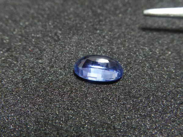 Ceylon Natural Blue Sapphire Colour : Blue Shape : Oval Weight : 1.04cts Dimension : 7.6mm x 4.7mm x 3.1 mm Treatment : Unheated/ Natural Clarity : SI • CSL - Colored Stone Laboratory Certified ( GIA Alumina Association Member ) • CSL Memo No : 831A065FF6F1 蓝宝石 重量 : 1.04 卡拉 尺寸 : 7.6 mm x 4.7 mm x 3.1 mm 颜色 : 蓝色 透明 : 好透明 形状 : 椭圆形 清晰度 : SI