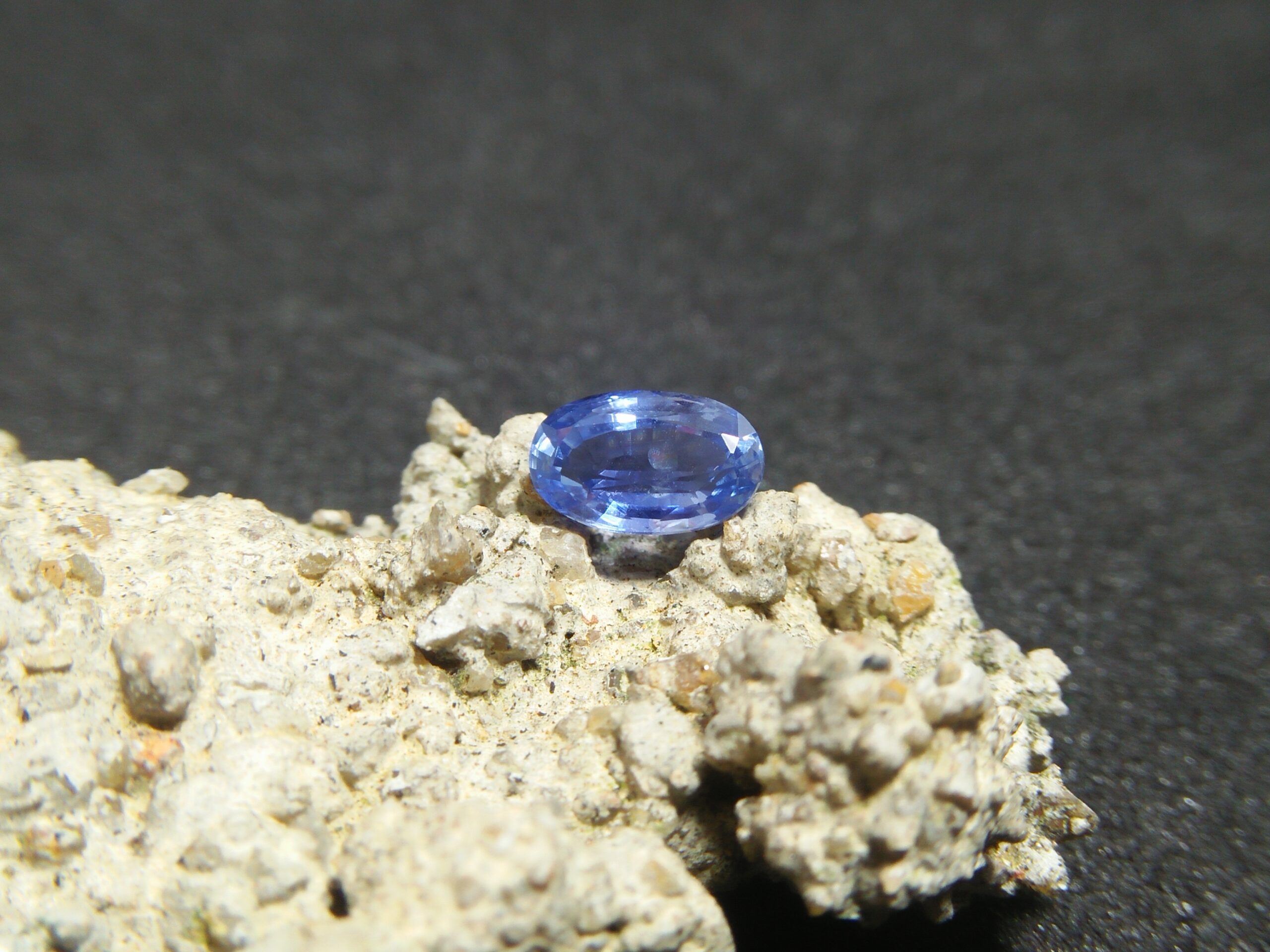 Ceylon Natural Blue Sapphire Colour : Blue Shape : Oval Weight : 1.04cts Dimension : 7.6mm x 4.7mm x 3.1 mm Treatment : Unheated/ Natural Clarity : SI • CSL - Colored Stone Laboratory Certified ( GIA Alumina Association Member ) • CSL Memo No : 831A065FF6F1 蓝宝石 重量 : 1.04 卡拉 尺寸 : 7.6 mm x 4.7 mm x 3.1 mm 颜色 : 蓝色 透明 : 好透明 形状 : 椭圆形 清晰度 : SI