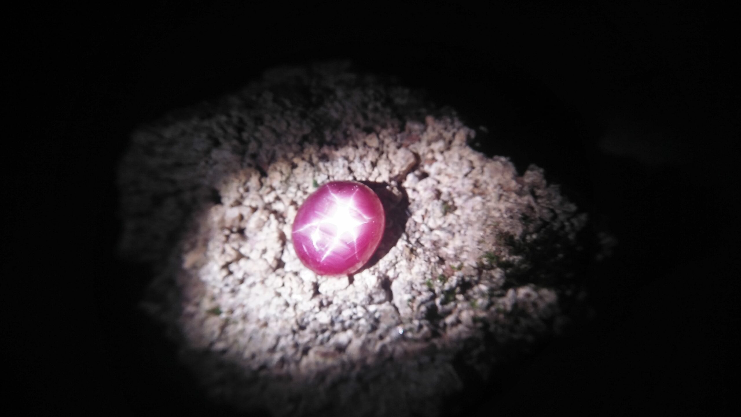 Ceylon Natural Purple Star Sapphire Colour : Purple Shape : Oval Weight : 6.51 Cts Dimension : 10.9 x 9.4 x 5.6 mm Treatment : Unheated Cut : Cabochon 星蓝宝石 重量 : 6.51 卡拉 尺寸 : 10.9 x 9.4 x 5.6 mm 颜色 : 紫色 透明 : 好透明 形状 : 椭圆形 治療:没有加热 清晰度 : VS • CSL - Colored Stone Laboratory Certified ( GIA Alumina Association Member ) • CSL Memo No : D1B3B03B3983