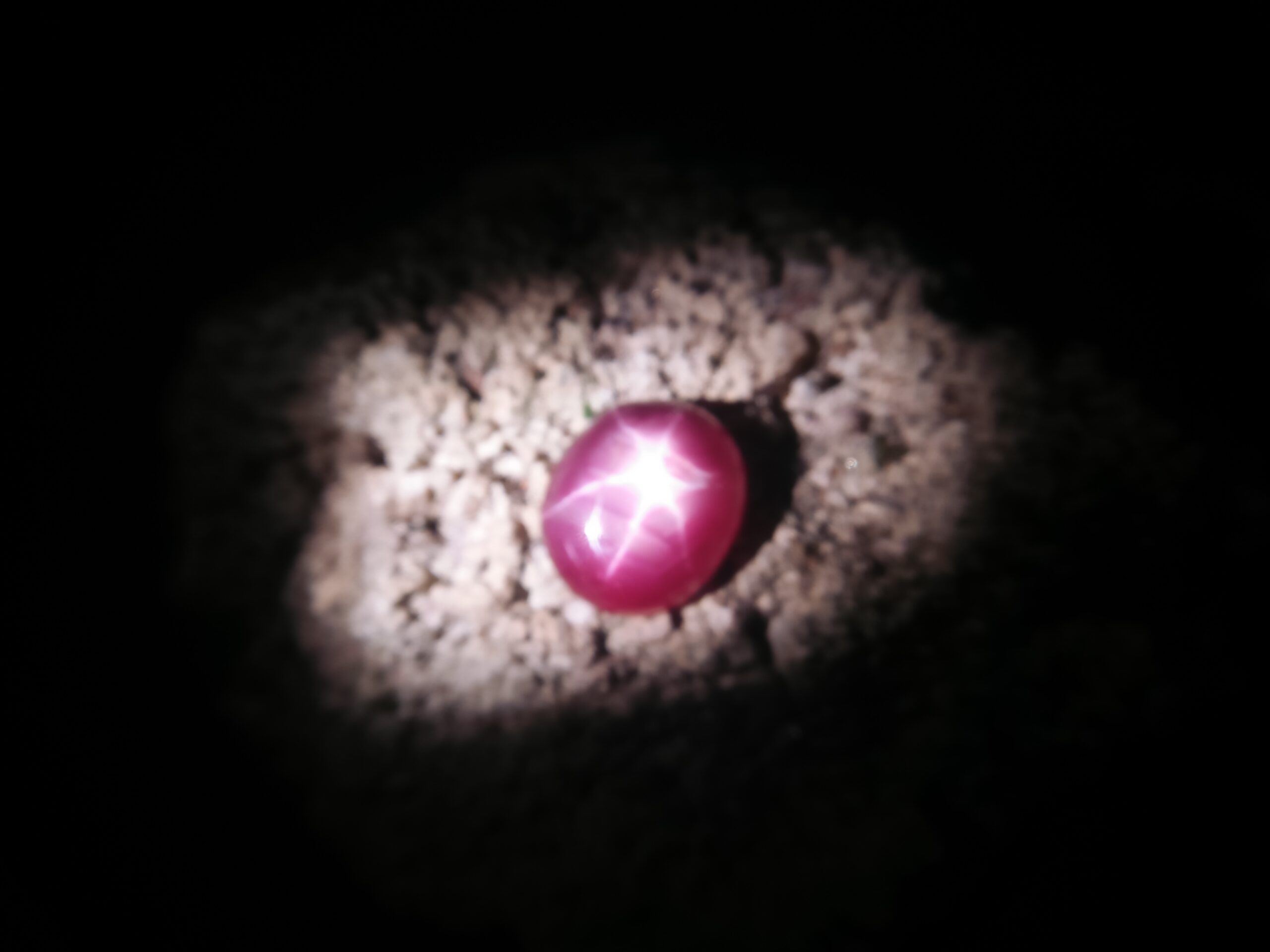 Ceylon Natural Purple Star Sapphire Colour : Purple Shape : Oval Weight : 6.51 Cts Dimension : 10.9 x 9.4 x 5.6 mm Treatment : Unheated Cut : Cabochon 星蓝宝石 重量 : 6.51 卡拉 尺寸 : 10.9 x 9.4 x 5.6 mm 颜色 : 紫色 透明 : 好透明 形状 : 椭圆形 治療:没有加热 清晰度 : VS • CSL - Colored Stone Laboratory Certified ( GIA Alumina Association Member ) • CSL Memo No : D1B3B03B3983