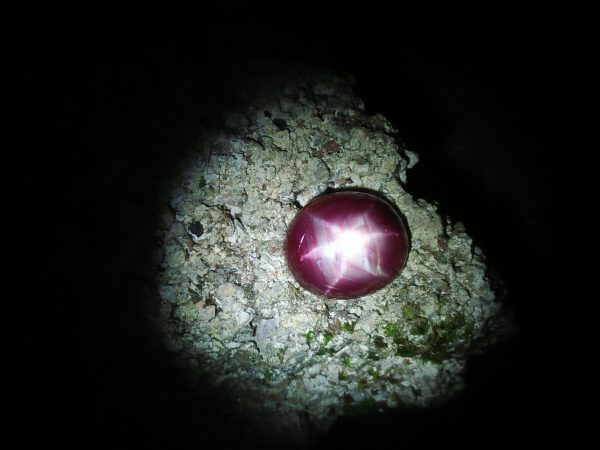 Ceylon Natural Purple Star Sapphire Colour : Purple Shape : Oval Weight : 6.51 Cts Dimension : 10.9 x 9.4 x 5.6 mm Treatment : Unheated Cut : Cabochon 星蓝宝石 重量 : 6.51 卡拉 尺寸 : 10.9 x 9.4 x 5.6 mm 颜色 : 紫色 透明 : 好透明 形状 : 椭圆形 治療：没有加热 清晰度 : VS • CSL - Colored Stone Laboratory Certified ( GIA Alumina Association Member ) • CSL Memo No : D1B3B03B3983