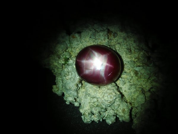 Ceylon Natural Purple Star Sapphire Colour : Purple Shape : Oval Weight : 6.51 Cts Dimension : 10.9 x 9.4 x 5.6 mm Treatment : Unheated Cut : Cabochon 星蓝宝石 重量 : 6.51 卡拉 尺寸 : 10.9 x 9.4 x 5.6 mm 颜色 : 紫色 透明 : 好透明 形状 : 椭圆形 治療:没有加热 清晰度 : VS • CSL - Colored Stone Laboratory Certified ( GIA Alumina Association Member ) • CSL Memo No : D1B3B03B3983