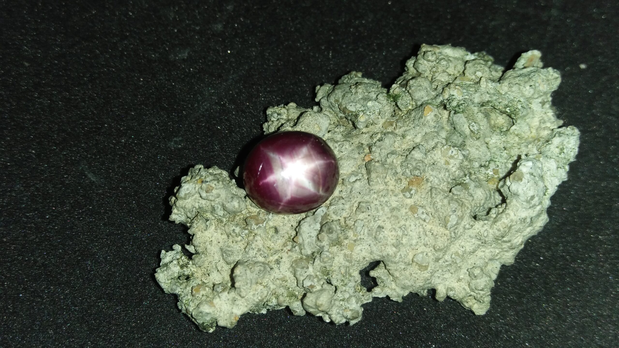 Ceylon Natural Purple Star Sapphire Colour : Purple Shape : Oval Weight : 6.51 Cts Dimension : 10.9 x 9.4 x 5.6 mm Treatment : Unheated Cut : Cabochon 星蓝宝石 重量 : 6.51 卡拉 尺寸 : 10.9 x 9.4 x 5.6 mm 颜色 : 紫色 透明 : 好透明 形状 : 椭圆形 治療:没有加热 清晰度 : VS • CSL - Colored Stone Laboratory Certified ( GIA Alumina Association Member ) • CSL Memo No : D1B3B03B3983