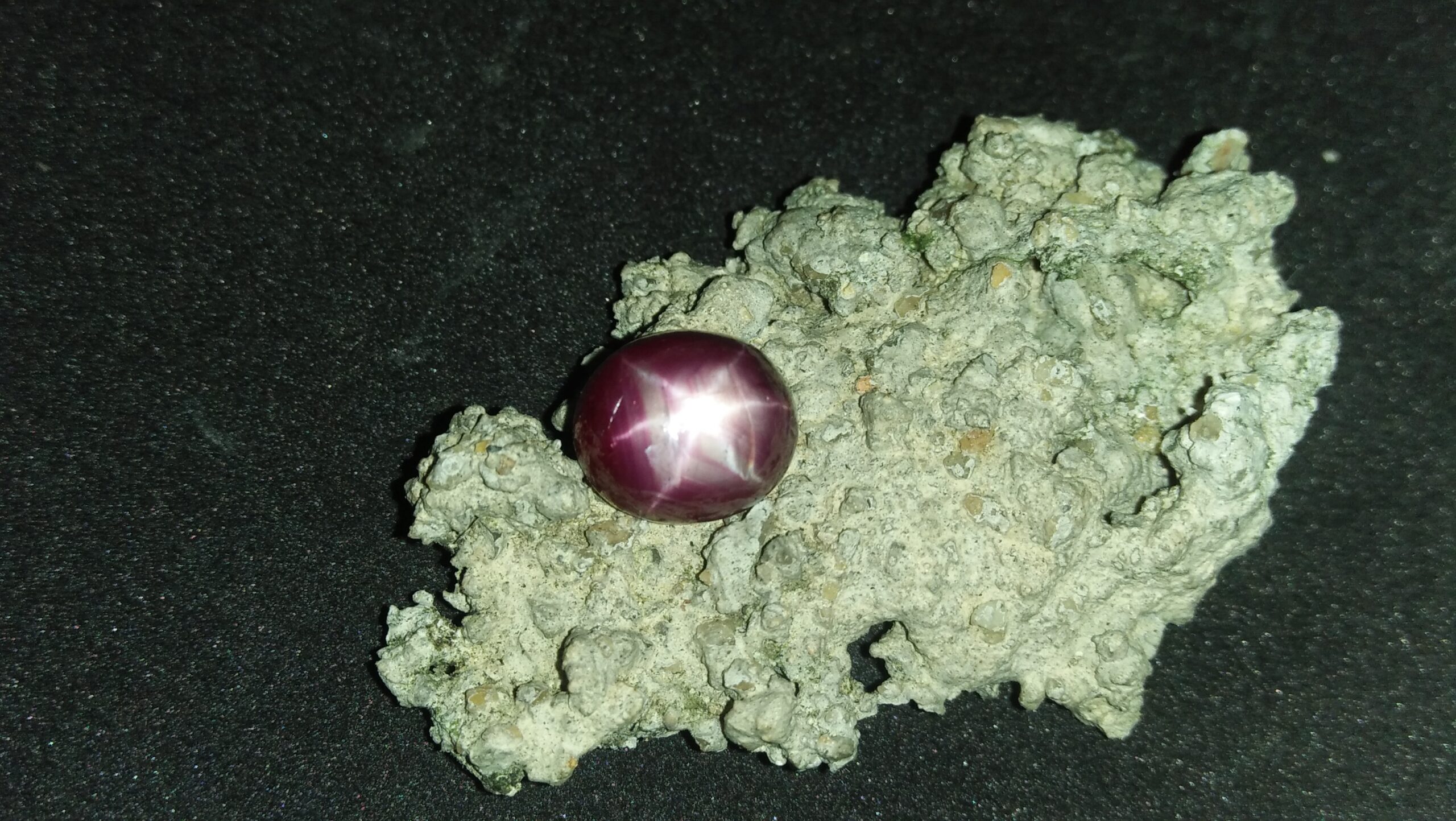 Ceylon Natural Purple Star Sapphire Colour : Purple Shape : Oval Weight : 6.51 Cts Dimension : 10.9 x 9.4 x 5.6 mm Treatment : Unheated Cut : Cabochon 星蓝宝石 重量 : 6.51 卡拉 尺寸 : 10.9 x 9.4 x 5.6 mm 颜色 : 紫色 透明 : 好透明 形状 : 椭圆形 治療:没有加热 清晰度 : VS • CSL - Colored Stone Laboratory Certified ( GIA Alumina Association Member ) • CSL Memo No : D1B3B03B3983