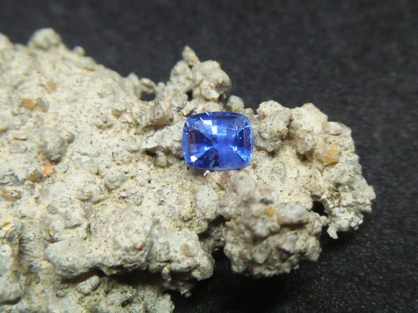 Ceylon Natural Blue Sapphire Colour : Blue "Cornflower Blue" Shape : Cushion Weight : 1.05 Cts Dimension : 6.1 x 4.9 x 4.0 mm Treatment : Unheated Clarity : VVS 蓝宝石 ( 矢車菊 ) 重量 : 1.05 卡拉 尺寸 : 6.1 x 4.9 x 4.0 mm 颜色 : 蓝色 ( 矢車菊 ) 透明 : 好透明 形状 : 垫形 清晰度 : VVS 治疗：没有加热 • CSL - Colored Stone Laboratory Certified ( GIA Alumina Association Member ) • CSL Memo No : 1BF266BEAB36