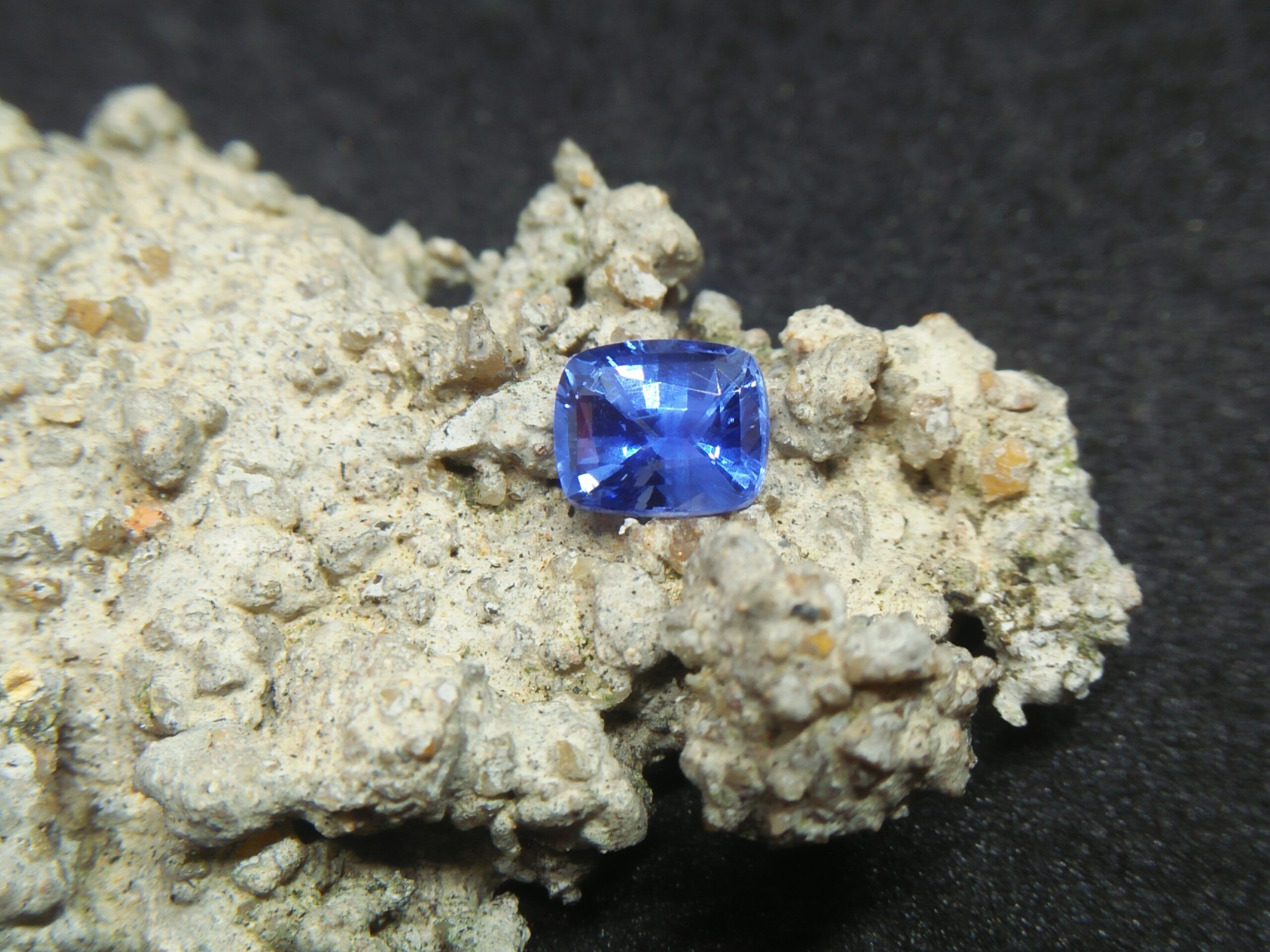 Ceylon Natural Blue Sapphire Colour : Blue "Cornflower Blue" Shape : Cushion Weight : 1.05 Cts Dimension : 6.1 x 4.9 x 4.0 mm Treatment : Unheated Clarity : VVS 蓝宝石 ( 矢車菊 ) 重量 : 1.05 卡拉 尺寸 : 6.1 x 4.9 x 4.0 mm 颜色 : 蓝色 ( 矢車菊 ) 透明 : 好透明 形状 : 垫形 清晰度 : VVS 治疗:没有加热 • CSL - Colored Stone Laboratory Certified ( GIA Alumina Association Member ) • CSL Memo No : 1BF266BEAB36