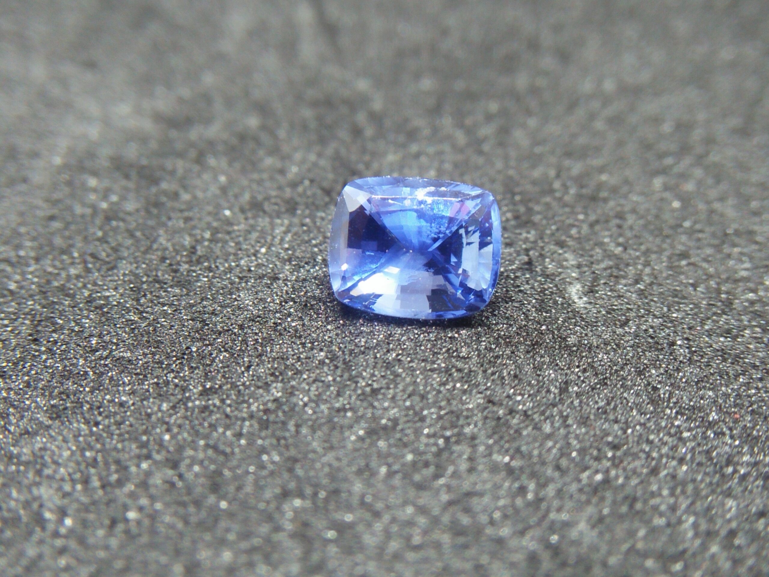 Ceylon Natural Blue Sapphire Colour : Blue "Cornflower Blue" Shape : Cushion Weight : 1.05 Cts Dimension : 6.1 x 4.9 x 4.0 mm Treatment : Unheated Clarity : VVS 蓝宝石 ( 矢車菊 ) 重量 : 1.05 卡拉 尺寸 : 6.1 x 4.9 x 4.0 mm 颜色 : 蓝色 ( 矢車菊 ) 透明 : 好透明 形状 : 垫形 清晰度 : VVS 治疗:没有加热 • CSL - Colored Stone Laboratory Certified ( GIA Alumina Association Member ) • CSL Memo No : 1BF266BEAB36