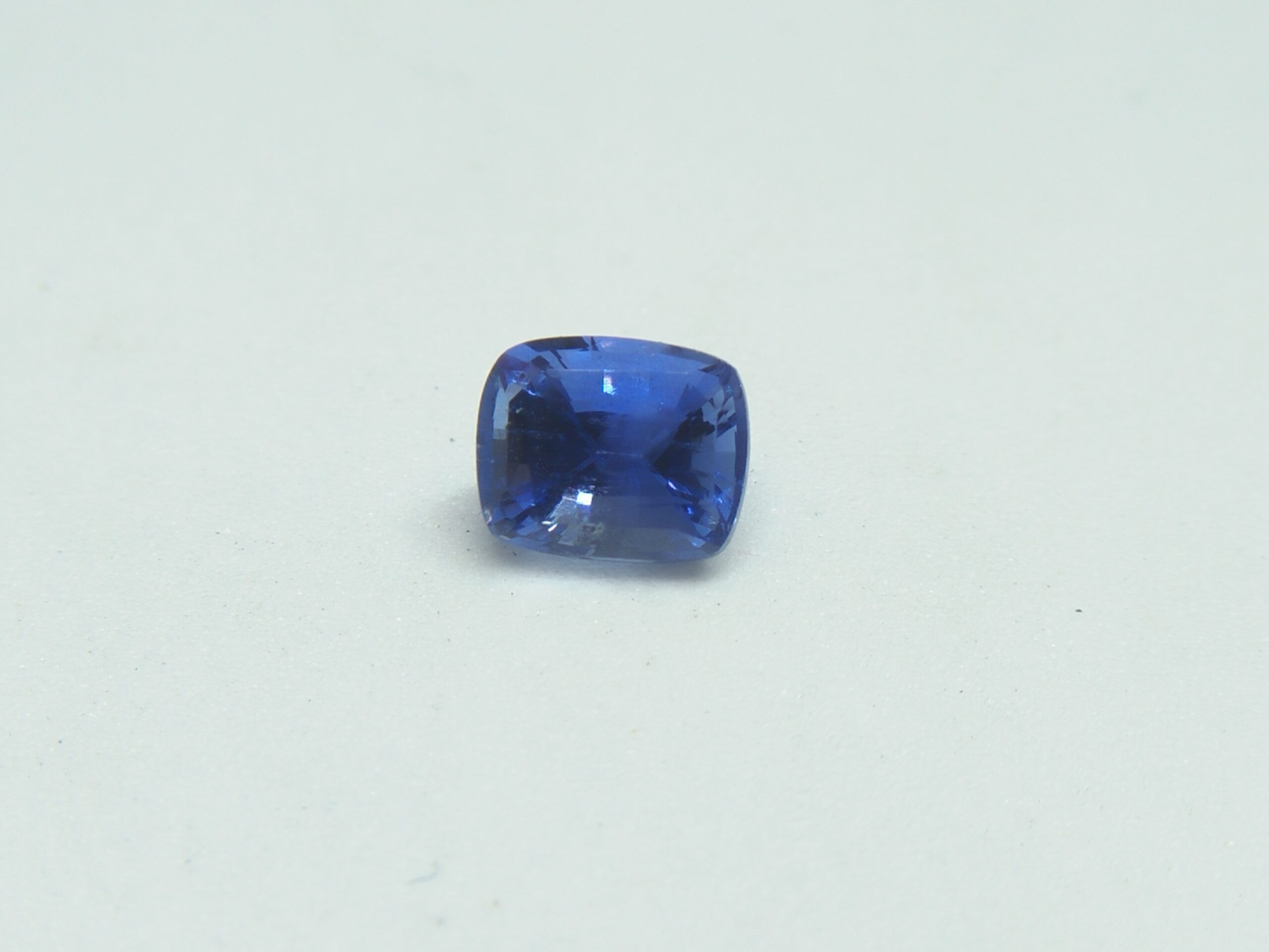 Ceylon Natural Blue Sapphire Colour : Blue "Cornflower Blue" Shape : Cushion Weight : 1.05 Cts Dimension : 6.1 x 4.9 x 4.0 mm Treatment : Unheated Clarity : VVS 蓝宝石 ( 矢車菊 ) 重量 : 1.05 卡拉 尺寸 : 6.1 x 4.9 x 4.0 mm 颜色 : 蓝色 ( 矢車菊 ) 透明 : 好透明 形状 : 垫形 清晰度 : VVS 治疗:没有加热 • CSL - Colored Stone Laboratory Certified ( GIA Alumina Association Member ) • CSL Memo No : 1BF266BEAB36