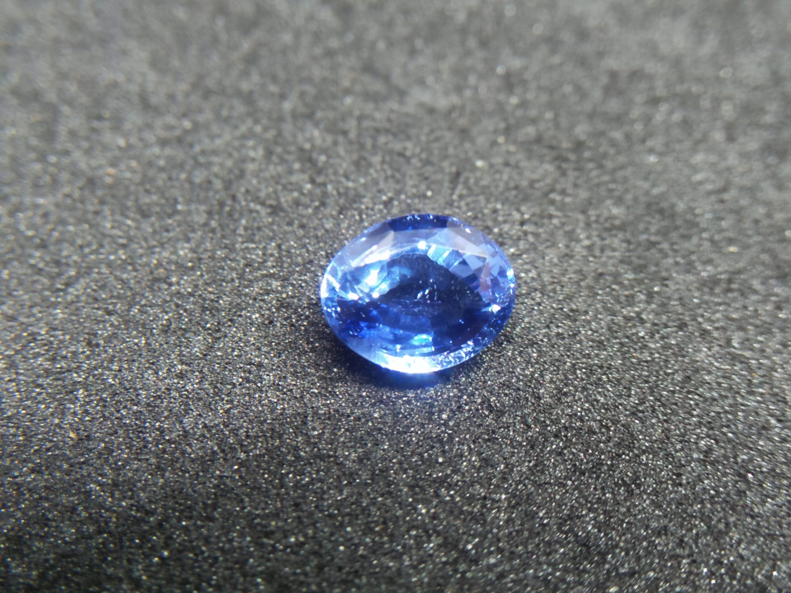 Ceylon Natural Blue Sapphire Colour : Blue "Cornflower Blue" Shape : Oval Weight : 1.17Cts Dimension : 6.7 x 5.5 x 3.7 mm Treatment : Unheated Clarity : SI 蓝宝石 ( 矢車菊 ) 重量 : 1.17 卡拉 尺寸 : 6.7 x 5.5 x 3.7 mm 颜色 : 蓝色 ( 矢車菊 ) 透明 : 好透明 形状 : 椭圆形 清晰度 : SI 治疗： 没有加热 • CSL - Colored Stone Laboratory Certified ( GIA Alumina Association Member ) • CSL Memo No : 6510420F432F