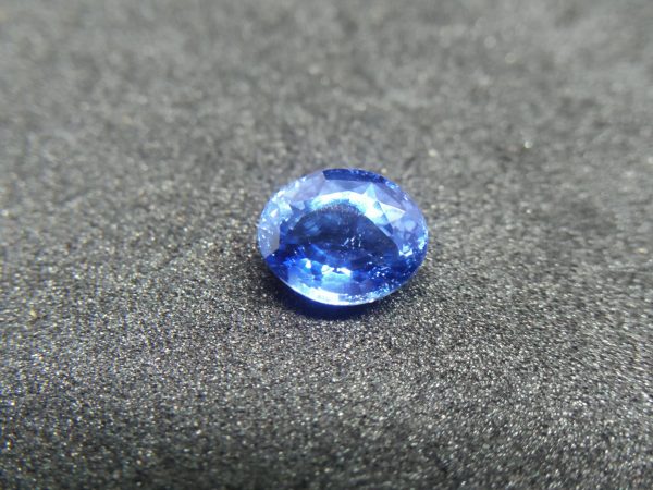 Ceylon Natural Blue Sapphire Colour : Blue "Cornflower Blue" Shape : Oval Weight : 1.17Cts Dimension : 6.7 x 5.5 x 3.7 mm Treatment : Unheated Clarity : SI 蓝宝石 ( 矢車菊 ) 重量 : 1.17 卡拉 尺寸 : 6.7 x 5.5 x 3.7 mm 颜色 : 蓝色 ( 矢車菊 ) 透明 : 好透明 形状 : 椭圆形 清晰度 : SI 治疗: 没有加热 • CSL - Colored Stone Laboratory Certified ( GIA Alumina Association Member ) • CSL Memo No : 6510420F432F