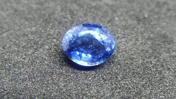 Ceylon Natural Blue Sapphire Colour : Blue "Cornflower Blue" Shape : Oval Weight : 1.17Cts Dimension : 6.7 x 5.5 x 3.7 mm Treatment : Unheated Clarity : SI 蓝宝石 ( 矢車菊 ) 重量 : 1.17 卡拉 尺寸 : 6.7 x 5.5 x 3.7 mm 颜色 : 蓝色 ( 矢車菊 ) 透明 : 好透明 形状 : 椭圆形 清晰度 : SI 治疗： 没有加热 • CSL - Colored Stone Laboratory Certified ( GIA Alumina Association Member ) • CSL Memo No : 6510420F432F
