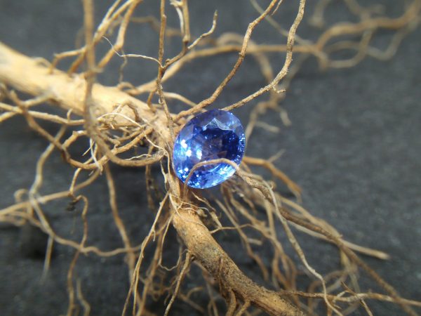 Ceylon Natural Blue Sapphire Colour : Blue "Cornflower Blue" Shape : Oval Weight : 1.17Cts Dimension : 6.7 x 5.5 x 3.7 mm Treatment : Unheated Clarity : SI 蓝宝石 ( 矢車菊 ) 重量 : 1.17 卡拉 尺寸 : 6.7 x 5.5 x 3.7 mm 颜色 : 蓝色 ( 矢車菊 ) 透明 : 好透明 形状 : 椭圆形 清晰度 : SI 治疗： 没有加热 • CSL - Colored Stone Laboratory Certified ( GIA Alumina Association Member ) • CSL Memo No : 6510420F432F