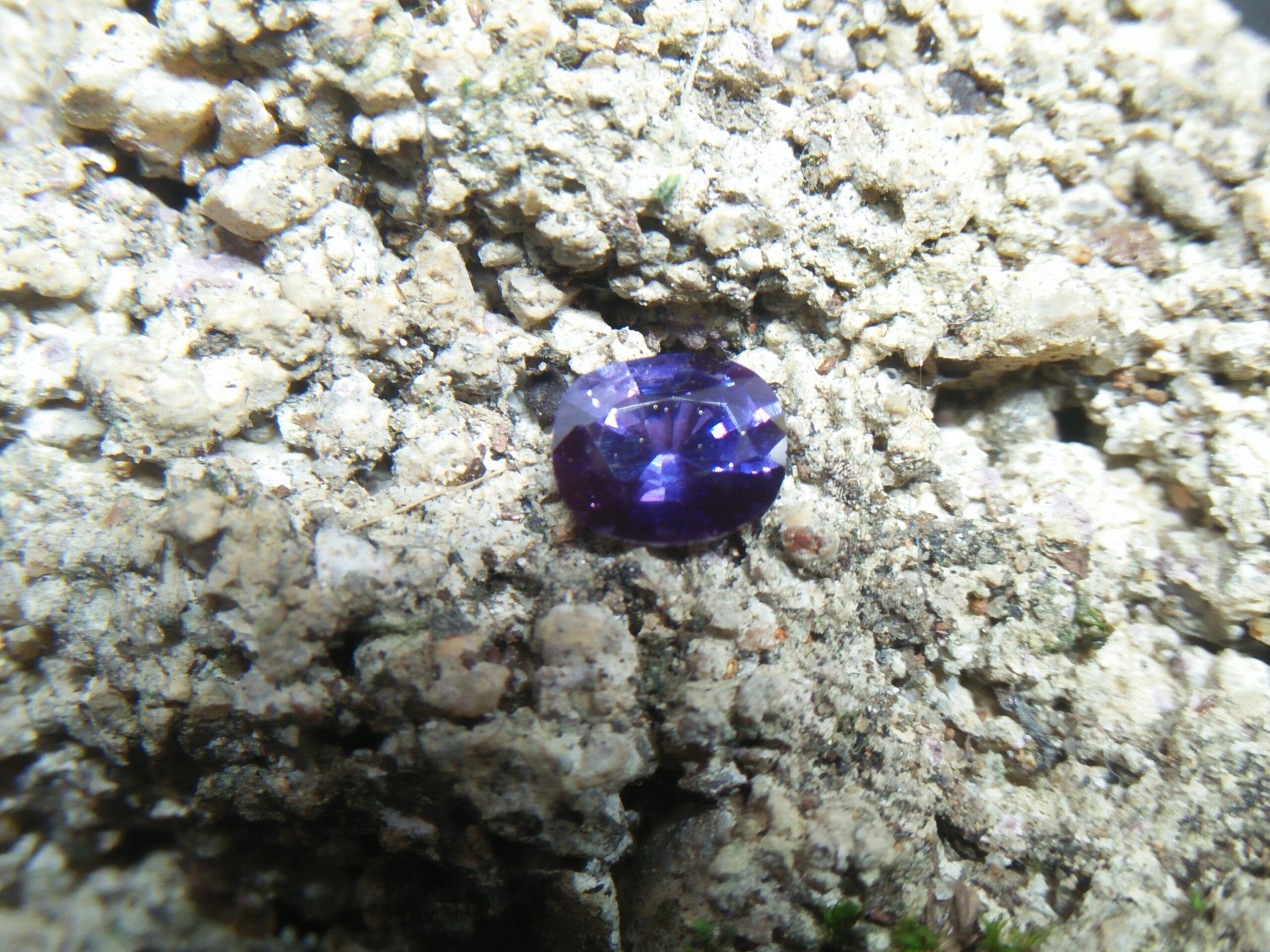 Ceylon Natural Colour Change Sapphire Shape : Cushion Colour : C.C from Violet to Purple Weight : 0.55Cts Dimension : 5.3 x 4.4 x 3.0 mm Treatment : Unheated 变色蓝宝石 重量 : 0.55卡拉   尺寸 : 5.3 x 4.4 x 3.0 mm 颜色 : 紫罗兰色，紫色 透明 : 好透明  形状 : 垫形 治療：没有加热 • CSL - Colored Stone Laboratory Certified ( GIA Alumina Association Member ) • CSL Memo No : ODCB693A4671