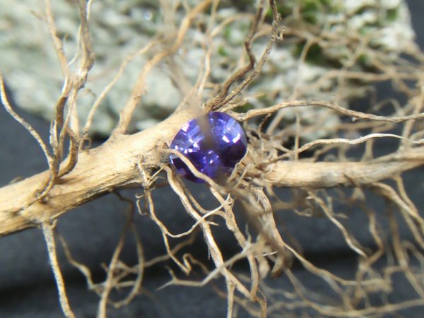 Ceylon Natural Colour Change Sapphire Shape : Cushion Colour : C.C from Violet to Purple Weight : 0.55Cts Dimension : 5.3 x 4.4 x 3.0 mm Treatment : Unheated 变色蓝宝石 重量 : 0.55卡拉 尺寸 : 5.3 x 4.4 x 3.0 mm 颜色 : 紫罗兰色,紫色 透明 : 好透明 形状 : 垫形 治療:没有加热 • CSL - Colored Stone Laboratory Certified ( GIA Alumina Association Member ) • CSL Memo No : ODCB693A4671