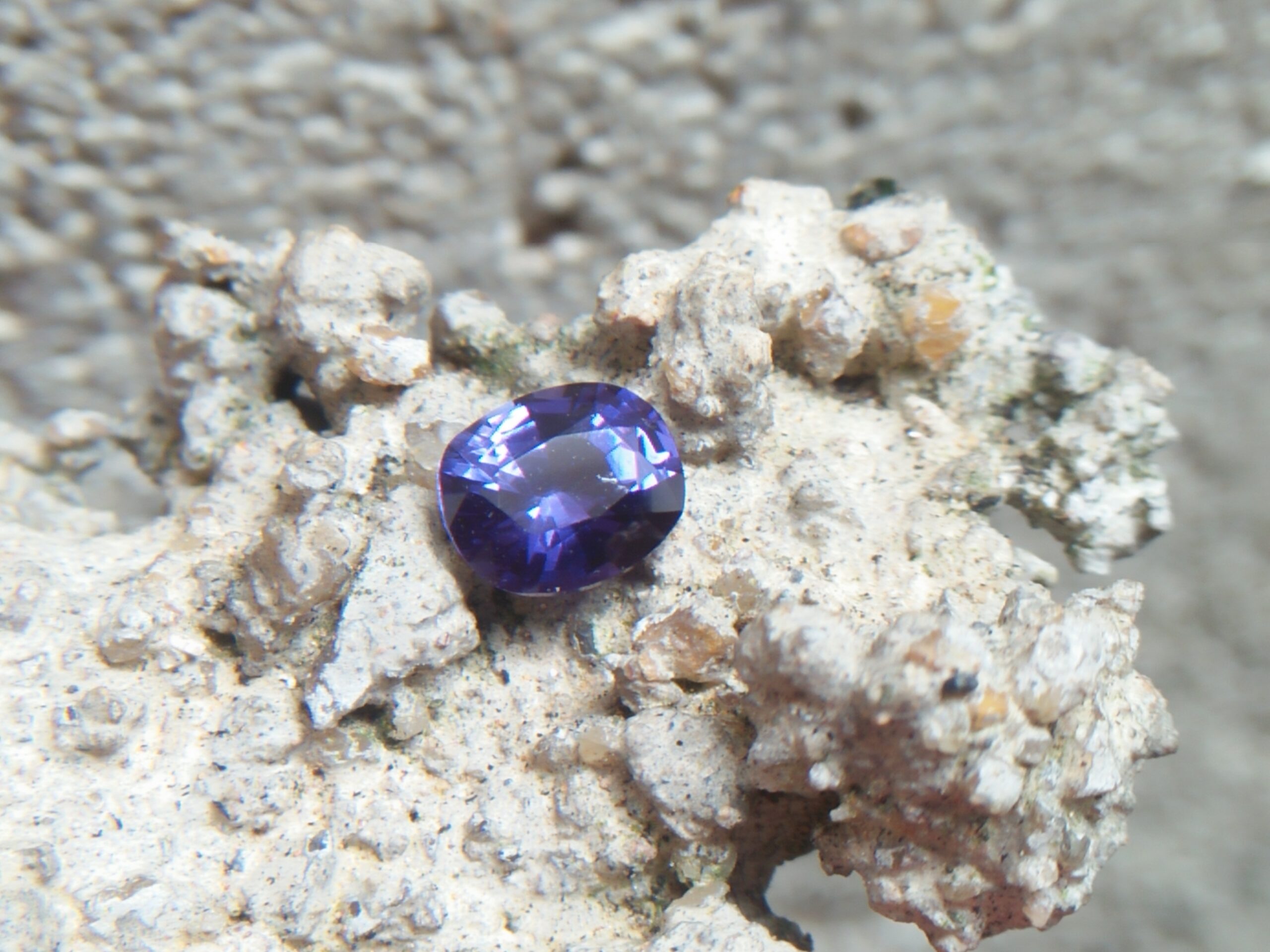 Ceylon Natural Colour Change Sapphire Shape : Cushion Colour : C.C from Violet to Purple Weight : 0.55Cts Dimension : 5.3 x 4.4 x 3.0 mm Treatment : Unheated 变色蓝宝石 重量 : 0.55卡拉   尺寸 : 5.3 x 4.4 x 3.0 mm 颜色 : 紫罗兰色，紫色 透明 : 好透明  形状 : 垫形 治療：没有加热 • CSL - Colored Stone Laboratory Certified ( GIA Alumina Association Member ) • CSL Memo No : ODCB693A4671