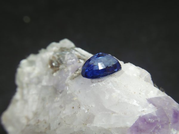 NATURAL BLUE SAPPHIRE Colour : Blue "Cornflower Blue" Shape : Oval Weight : 3.03 CTS Dimension : 9.5 x 6.7 x 5.4 mm Treatment : Heated Clarity : SI • CSL - Colored Stone Laboratory Certified ( GIA Alumni Association Member ) • CSL Memo No : 55ED5237BF86 蓝宝石 ( 矢車菊 ) 重量 : 3.03卡拉 尺寸 : 9.5 x 6.7 x 5.4 mm  颜色 : 矢車菊 透明 : 好透明 形状 : 梨形 治療：加熱 清晰度 : SI