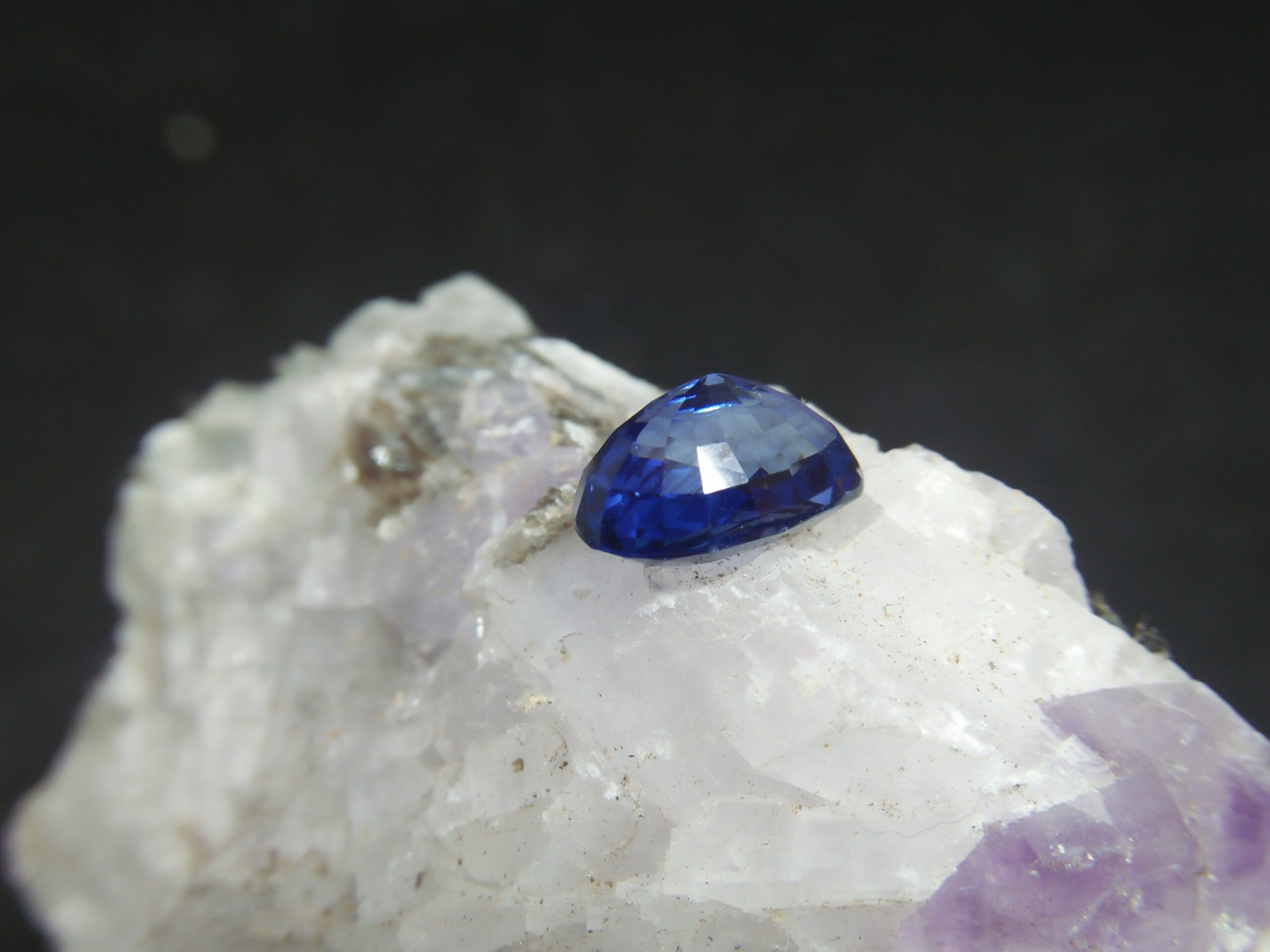 NATURAL BLUE SAPPHIRE Colour : Blue "Cornflower Blue" Shape : Oval Weight : 3.03 CTS Dimension : 9.5 x 6.7 x 5.4 mm Treatment : Heated Clarity : SI • CSL - Colored Stone Laboratory Certified ( GIA Alumina Association Member ) • CSL Memo No : 55ED5237BF86 蓝宝石 ( 矢車菊 ) 重量 : 3.03卡拉 尺寸 : 9.5 x 6.7 x 5.4 mm 颜色 : 矢車菊 透明 : 好透明 形状 : 梨形 治療:加熱 清晰度 : SI