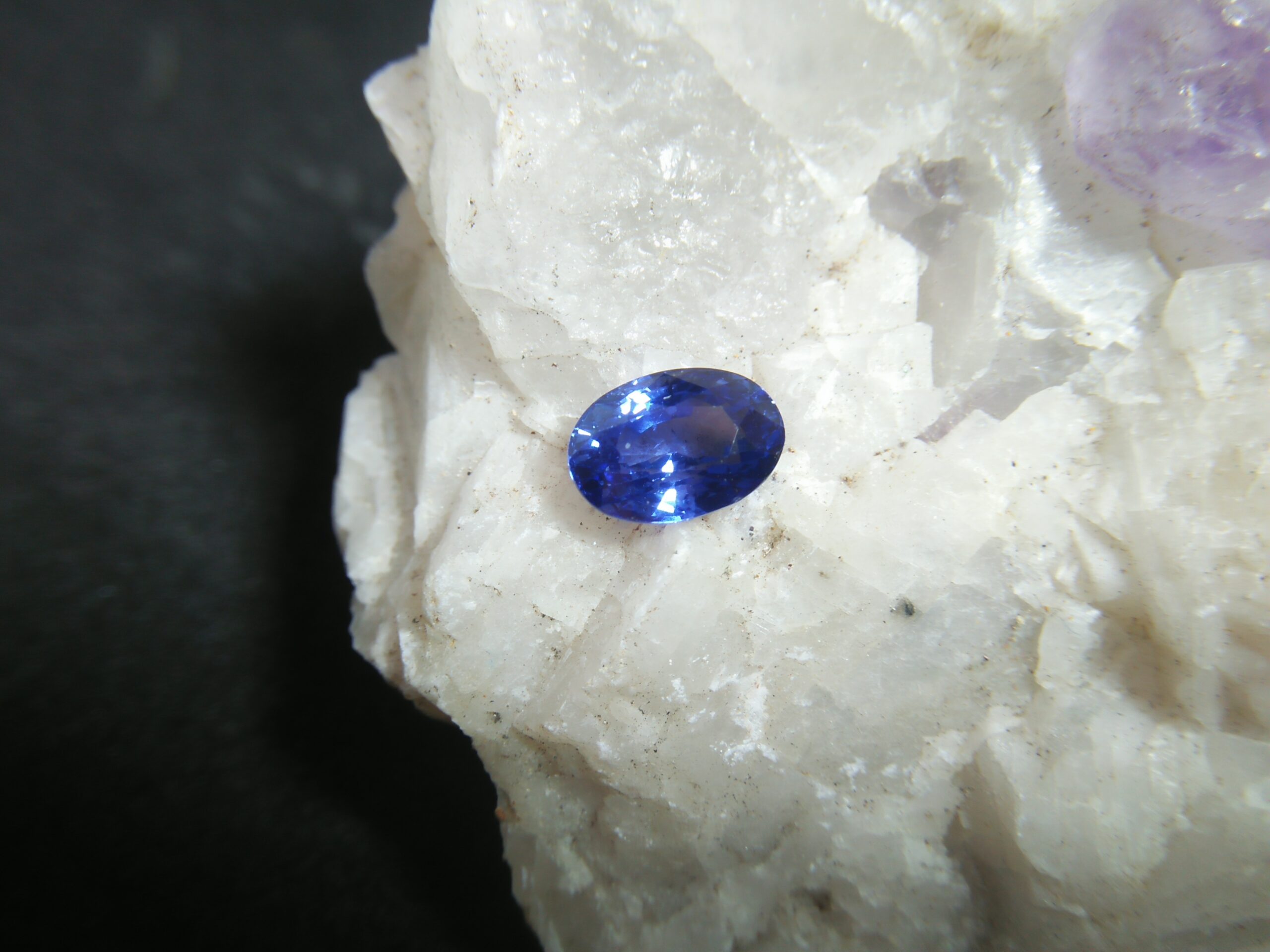 NATURAL BLUE SAPPHIRE Colour : Blue "Cornflower Blue" Shape : Oval Weight : 3.03 CTS Dimension : 9.5 x 6.7 x 5.4 mm Treatment : Heated Clarity : SI • CSL - Colored Stone Laboratory Certified ( GIA Alumina Association Member ) • CSL Memo No : 55ED5237BF86 蓝宝石 ( 矢車菊 ) 重量 : 3.03卡拉 尺寸 : 9.5 x 6.7 x 5.4 mm 颜色 : 矢車菊 透明 : 好透明 形状 : 梨形 治療:加熱 清晰度 : SI