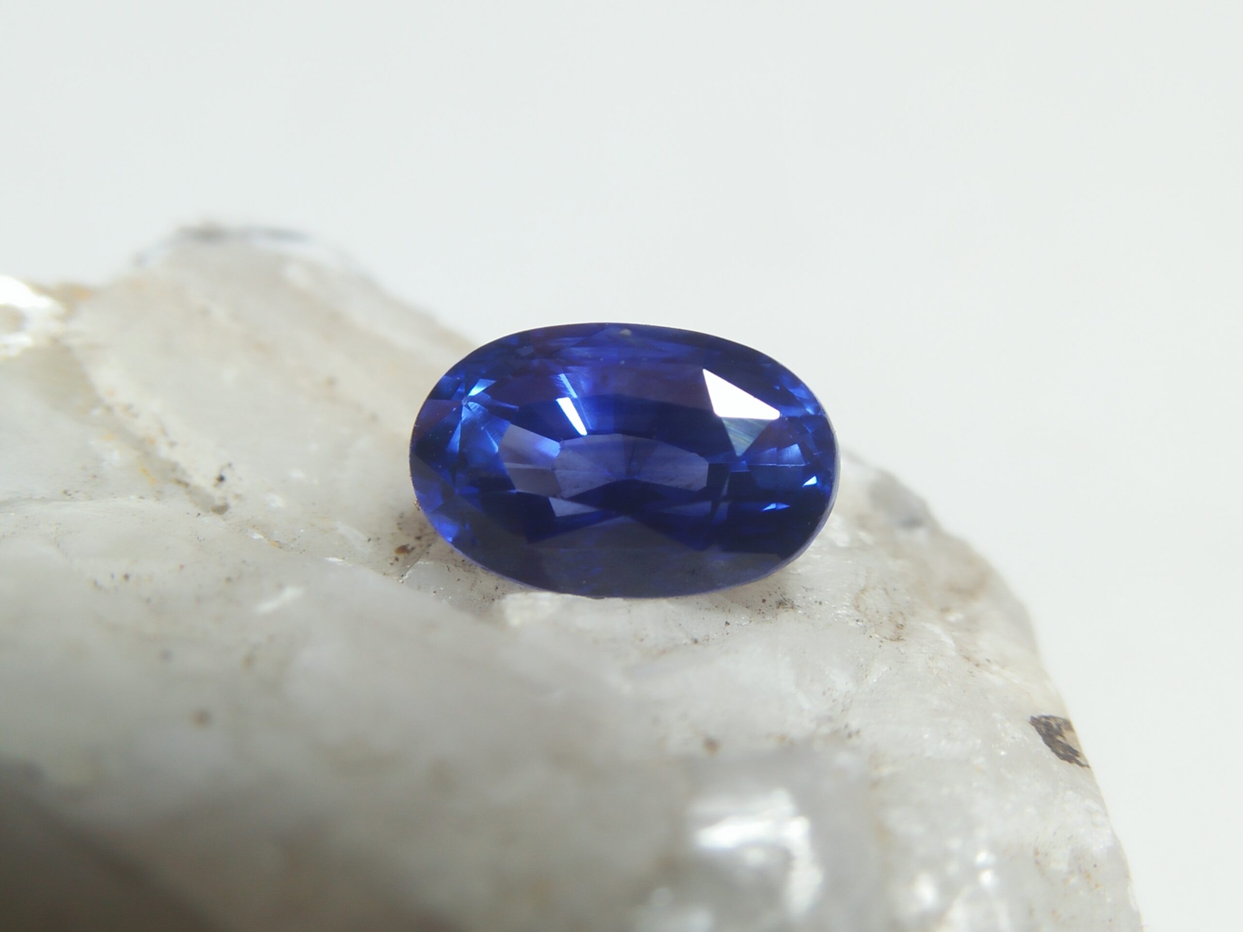 Natural Blue Sapphire Vivid Blue "Royal Blue" Colour : Vivid Blue "Royal Blue" Shape : Oval Weight : 2.87 CTS Dimension : 9.1 x 5.8 x 6.0 mm Treatment : Heated Clarity : SI • CSL - Colored Stone Laboratory Certified ( GIA Alumina Association Member ) • CSL Memo No : 40A4313F7F3E ( 皇家藍 )蓝宝石  重量 : 2.87卡拉 尺寸 : 9.1 x 5.8 x 6.0 mm 颜色 : 皇家藍 透明 : 好透明 形状 : 梨形 治療：加熱 清晰度 : SI