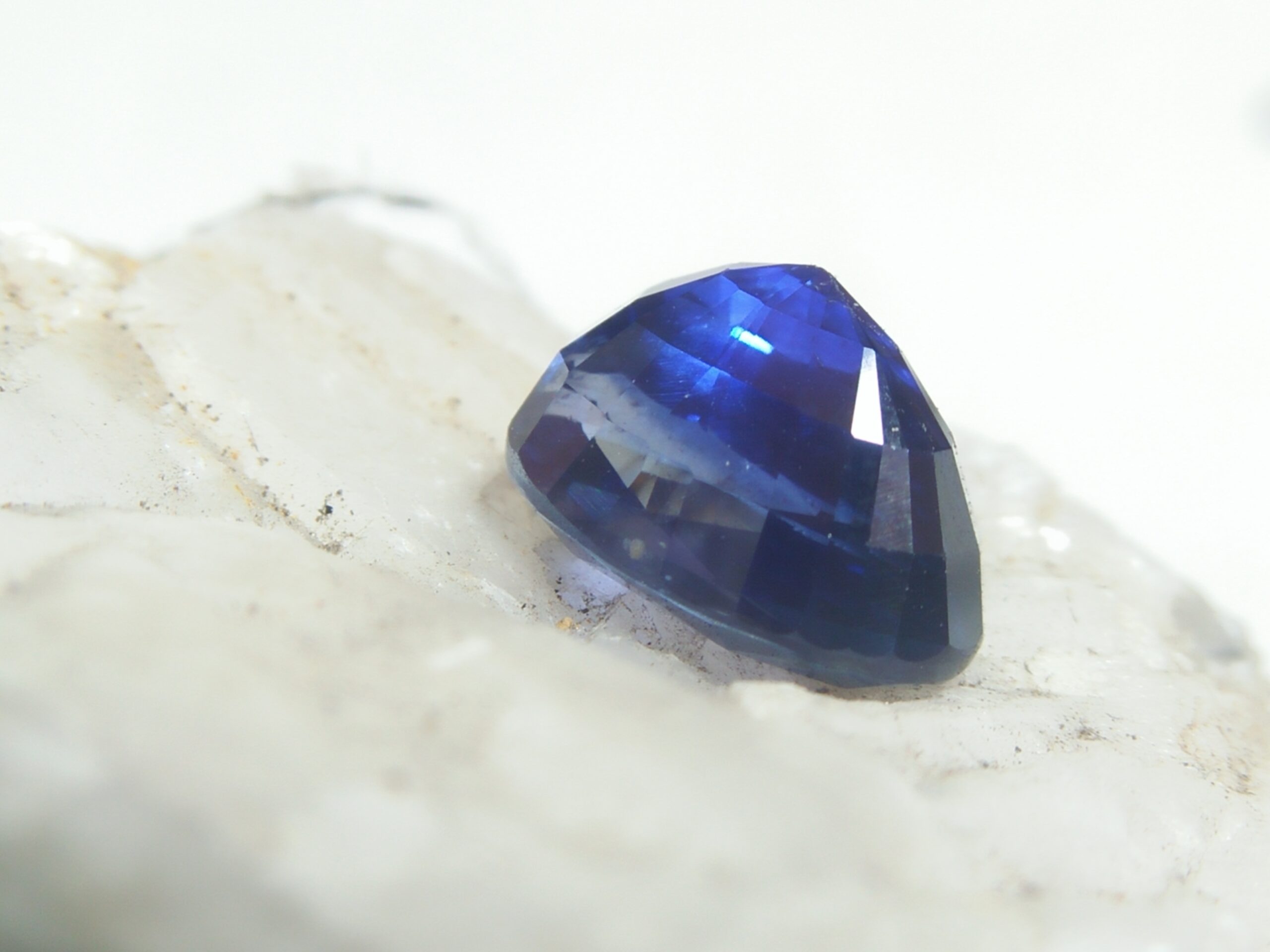 Natural Blue Sapphire Vivid Blue "Royal Blue" Colour : Vivid Blue "Royal Blue" Shape : Oval Weight : 2.87 CTS Dimension : 9.1 x 5.8 x 6.0 mm Treatment : Heated Clarity : SI • CSL - Colored Stone Laboratory Certified ( GIA Alumina Association Member ) • CSL Memo No : 40A4313F7F3E ( 皇家藍 )蓝宝石  重量 : 2.87卡拉 尺寸 : 9.1 x 5.8 x 6.0 mm 颜色 : 皇家藍 透明 : 好透明 形状 : 梨形 治療：加熱 清晰度 : SI