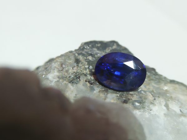 NATURAL BLUE SAPPHIRE Colour : Vivid Blue "Royal Blue" Shape : Oval Weight : 2.16 CTS Dimension : 8.4 x 6.1 x 4.9 mm Treatments : Heated Clarity : SI • CSL - Colored Stone Laboratory Certified ( GIA Alumina Association Member ) • CSL Memo No : E63051265A61 蓝宝石 ( 皇家藍 ) 重量 : 2.16卡拉 尺寸 : 8.4 x 6.1 x 4.9 mm 颜色 : 蓝色 ( 皇家藍 ) 透明 : 好透明 形状 : 梨形 治療:加熱 清晰度 : SI