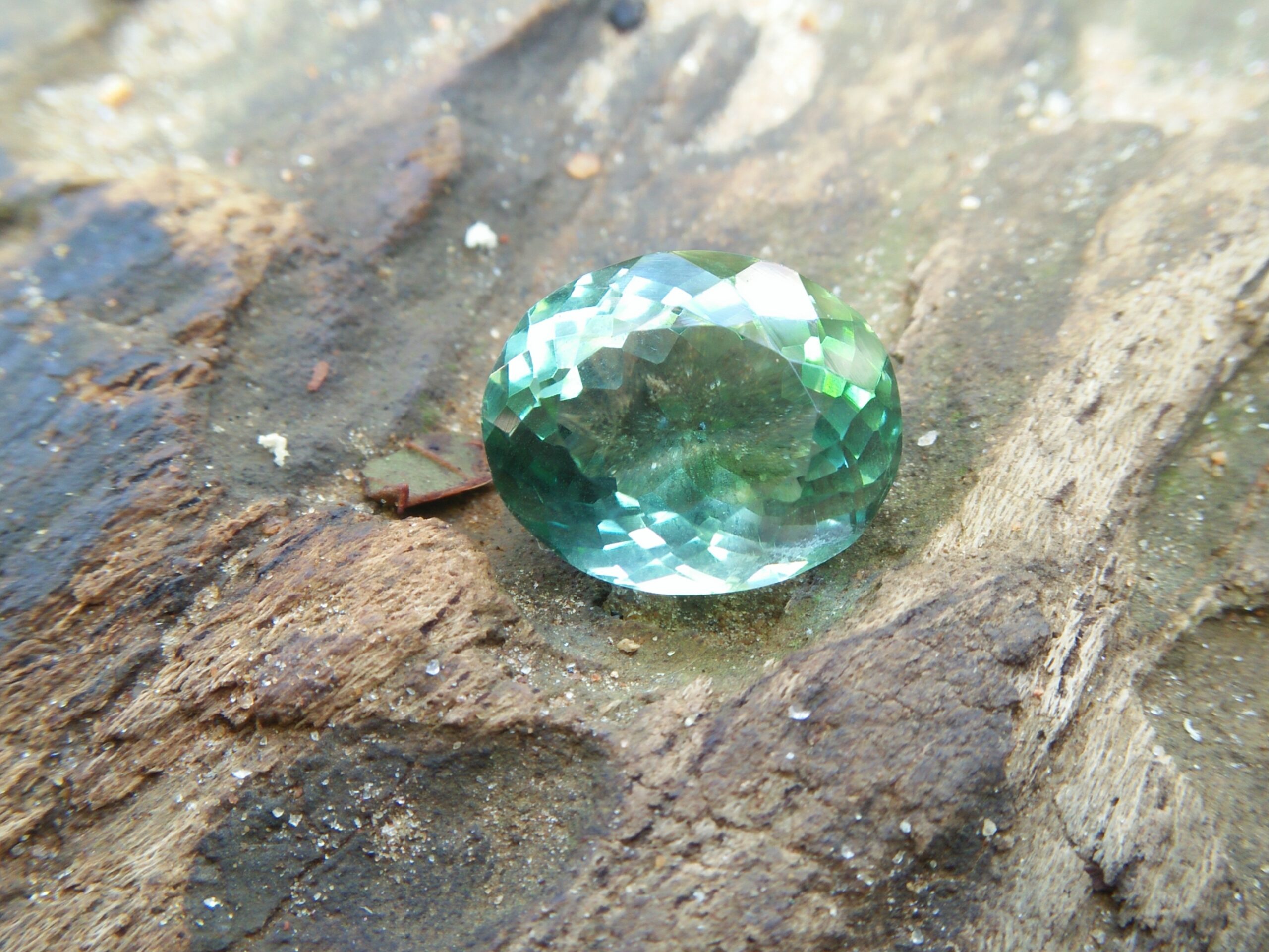 Rare Veriety of Quartz Family - Natural Prasiolite Colour : Green Shape : Oval Weight : 7.59 CTS Dimension : 13.4 x 11.0 x 8.4 mm Treatment : UNHeated Clarity : Clean • CSL - Colored Stone Laboratory Certified ( GIA Alumina Association Member ) • CSL Memo No : ECC59E19C158 绿色石英 重量 : 7.59 卡拉 尺寸 : 13.4 x 11.0 x 8.4 mm 颜色 : 绿色 透明 : 好透明 形状 : 梨形 治療 : 没有加热 清晰度 : 清洁