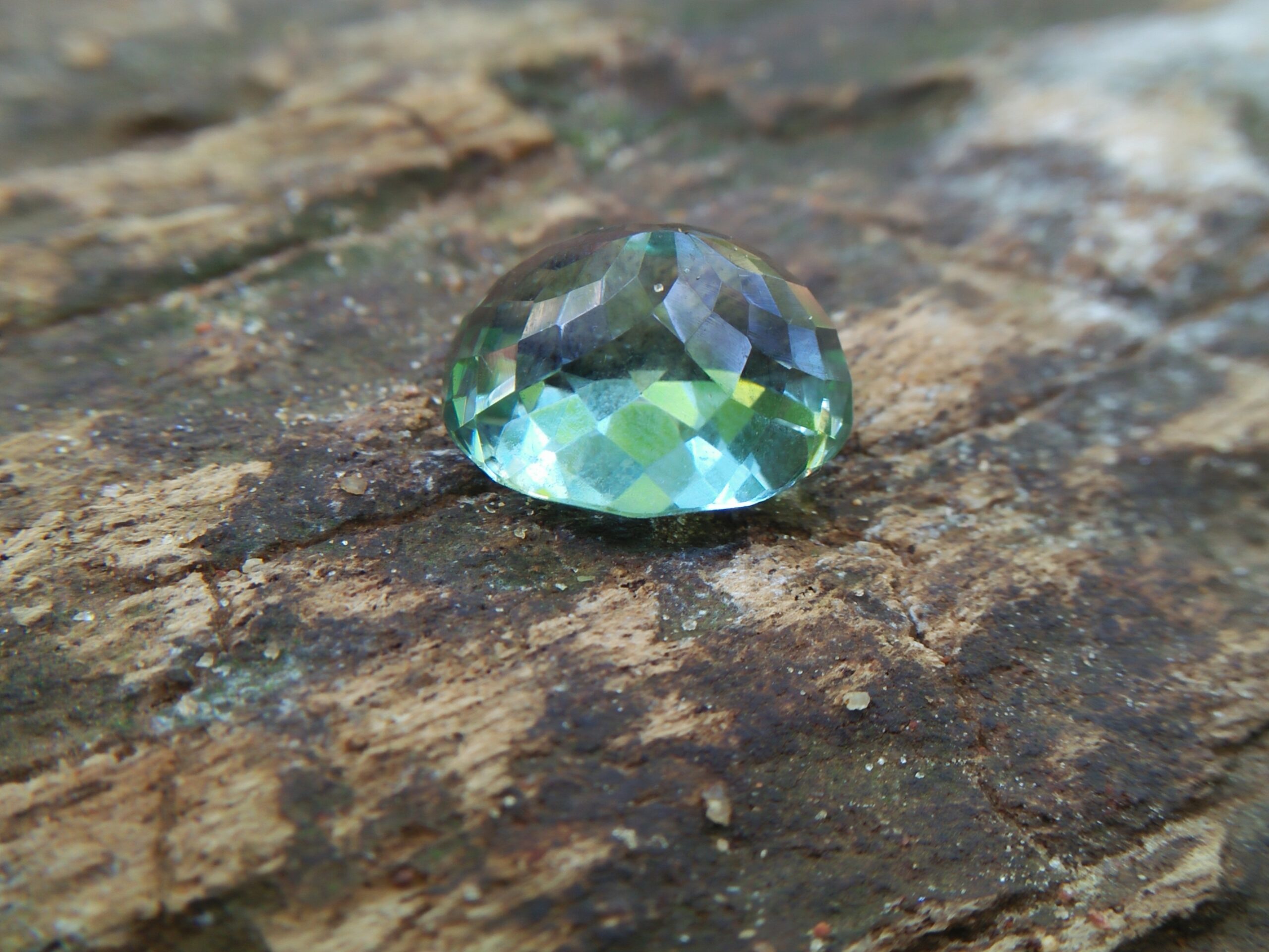Rare Veriety of Quartz Family - Natural Prasiolite Colour : Green Shape : Oval Weight : 7.59 CTS Dimension : 13.4 x 11.0 x 8.4 mm Treatment : UNHeated Clarity : Clean • CSL - Colored Stone Laboratory Certified ( GIA Alumina Association Member ) • CSL Memo No : ECC59E19C158 绿色石英 重量 : 7.59 卡拉 尺寸 : 13.4 x 11.0 x 8.4 mm 颜色 : 绿色 透明 : 好透明 形状 : 梨形 治療 : 没有加热 清晰度 : 清洁