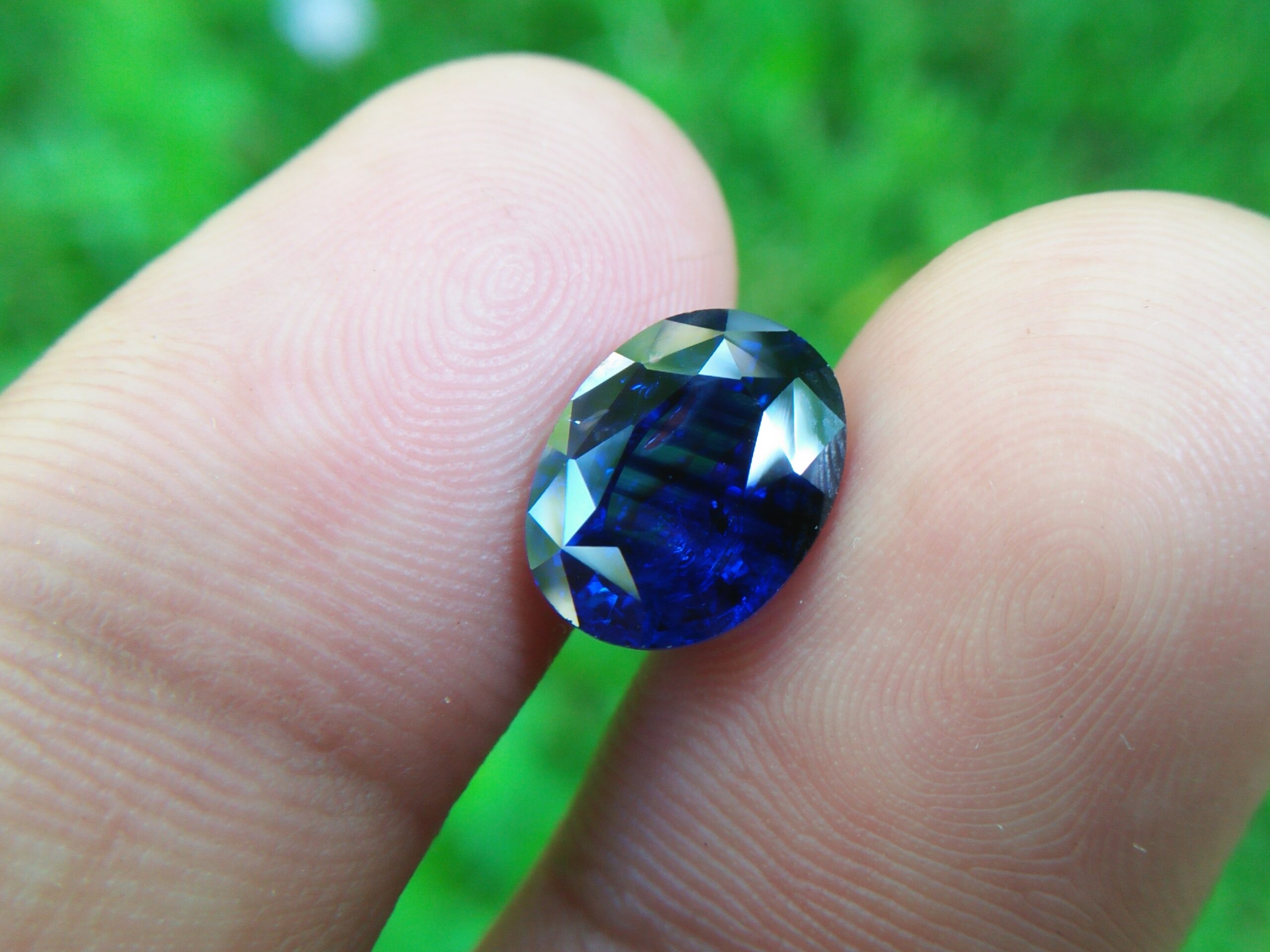 NATURAL BLUE SAPPHIRE (Royel Blue) Colour : Vivid Blue "Royal Blue" Shape : Oval Weight : 3.32 CTS Dimension : 10.1 x 7.8 x 4.9 mm Treatment : Heated Clarity : SI • CSL - Colored Stone Laboratory Certified ( GIA Alumina Association Member ) • CSL Memo No : 9BD96BCA857B 蓝宝石( 皇家藍 ) 重量 : 3.32卡拉 尺寸 : 10.1 x 7.8 x 4.9 mm 颜色 : 蓝色 ( 皇家藍 ) 透明 : 好透明 形状 : 梨形 治療:加熱 清晰度 : SI