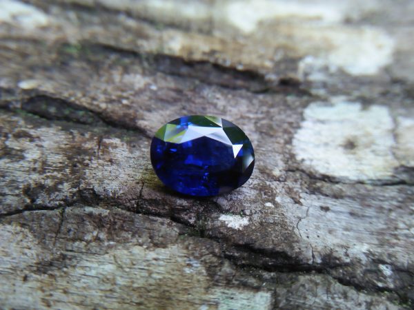 NATURAL BLUE SAPPHIRE (Royel Blue) Colour : Vivid Blue "Royal Blue" Shape : Oval Weight : 3.32 CTS Dimension : 10.1 x 7.8 x 4.9 mm Treatment : Heated Clarity : SI • CSL - Colored Stone Laboratory Certified ( GIA Alumina Association Member ) • CSL Memo No : 9BD96BCA857B 蓝宝石( 皇家藍 ) 重量 : 3.32卡拉 尺寸 : 10.1 x 7.8 x 4.9 mm 颜色 : 蓝色 ( 皇家藍 ) 透明 : 好透明 形状 : 梨形 治療:加熱 清晰度 : SI