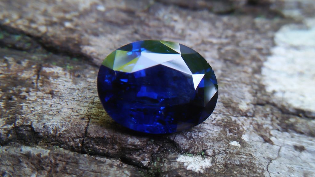 NATURAL BLUE SAPPHIRE (Royel Blue) Colour : Vivid Blue "Royal Blue" Shape : Oval Weight : 3.32 CTS Dimension : 10.1 x 7.8 x 4.9 mm Treatment : Heated Clarity : SI • CSL - Colored Stone Laboratory Certified ( GIA Alumina Association Member ) • CSL Memo No : 9BD96BCA857B 蓝宝石（ 皇家藍 ） 重量 : 3.32卡拉   尺寸 : 10.1 x 7.8 x 4.9 mm 颜色 : 蓝色 （ 皇家藍 ） 透明 : 好透明  形状 : 梨形 治療：加熱 清晰度 : SI