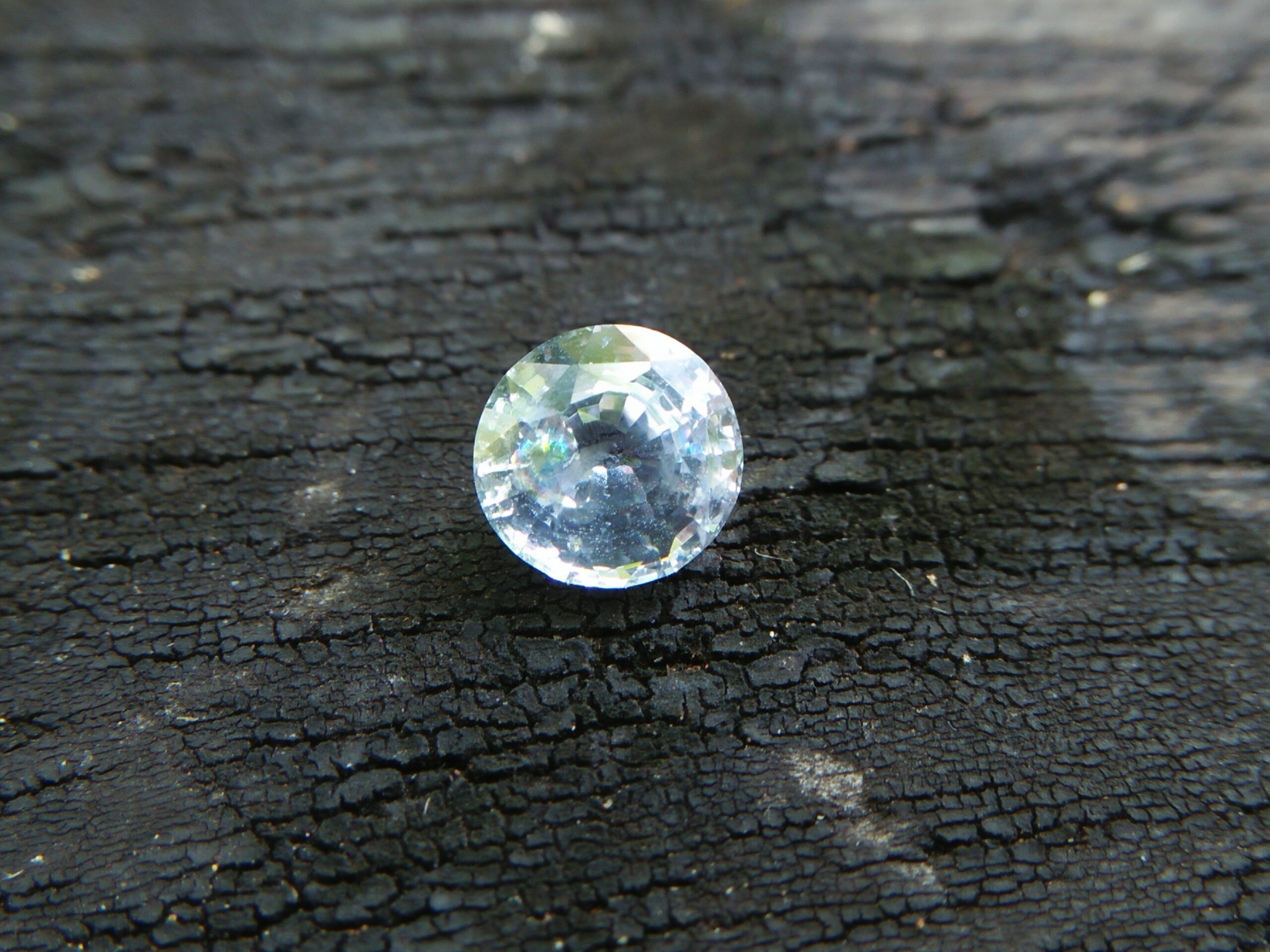 Ceylon Natural White Sapphire Weight : 1.00Cts Dimension : 5.8 x 5.7 x 3.7 mm Color : White Treatment : Heated Transparent: Good Transparency Shape : Round Clarity : Vs • CSL - Colored Stone Laboratory Certified ( GIA Alumina Association Member ) • CSL Memo No : 08487E2162CCz 白色的藍寶石   重量 : 1 卡拉 尺寸 : 5.8 x 5.7 x 3.7 mm  颜色 : 白色 透明 : 好透明  形状 : 圆形 清晰度 : VS 治療 ： 加熱 寶石直接來自矿塲 COLORED STONE LABORATORY CERTIFIED ( GIA Alumni Association Member)