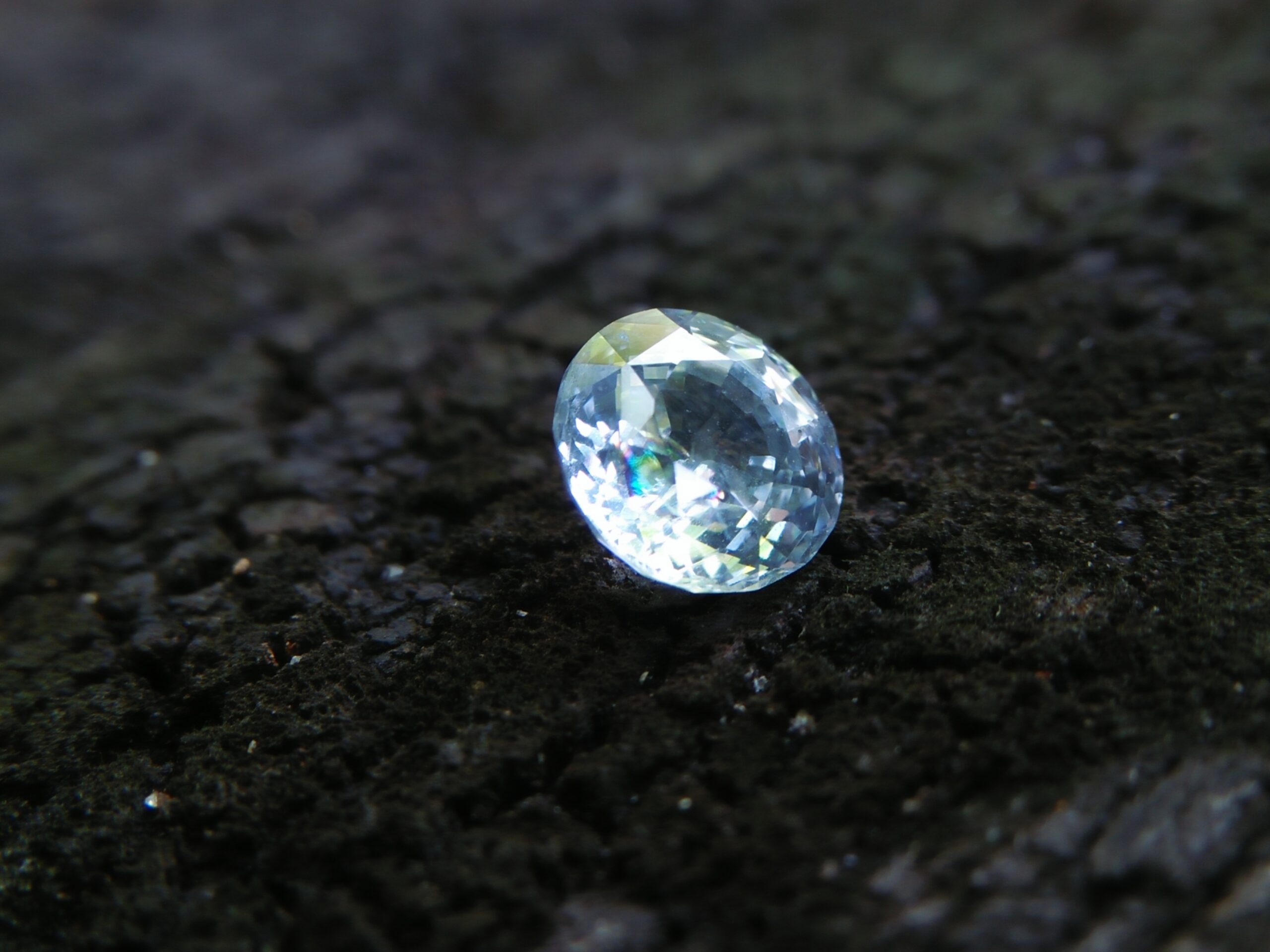 Ceylon Natural White Sapphire Weight : 1.00Cts Dimension : 5.8 x 5.7 x 3.7 mm Color : White Treatment : Heated Transparent: Good Transparency Shape : Round Clarity : Vs • CSL - Colored Stone Laboratory Certified ( GIA Alumina Association Member ) • CSL Memo No : 08487E2162CCz 白色的藍寶石   重量 : 1 卡拉 尺寸 : 5.8 x 5.7 x 3.7 mm  颜色 : 白色 透明 : 好透明  形状 : 圆形 清晰度 : VS 治療 ： 加熱 寶石直接來自矿塲 COLORED STONE LABORATORY CERTIFIED ( GIA Alumni Association Member)