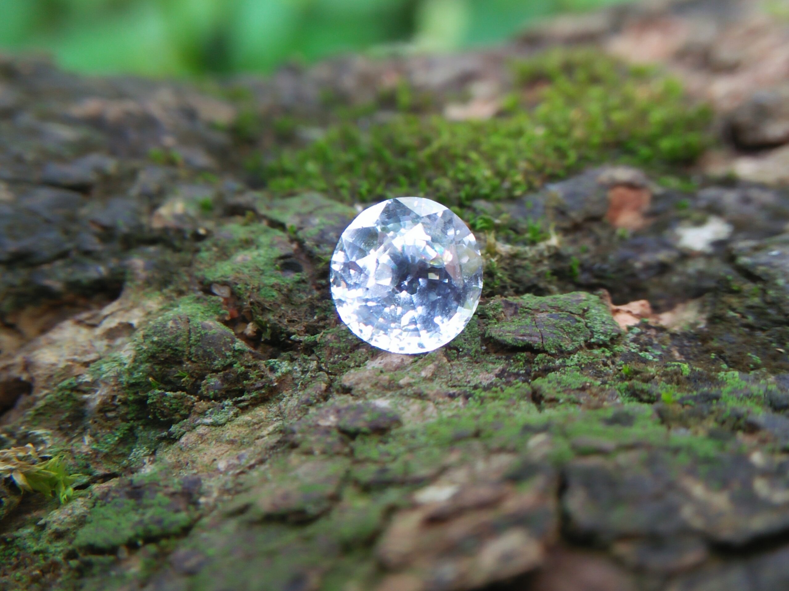Ceylon Natural White Sapphire Weight : 1.00Cts Dimension : 5.8 x 5.7 x 3.7 mm Color : White Treatment : Heated Transparent: Good Transparency Shape : Round Clarity : Vs • CSL - Colored Stone Laboratory Certified ( GIA Alumina Association Member ) • CSL Memo No : 08487E2162CCz 白色的藍寶石   重量 : 1 卡拉 尺寸 : 5.8 x 5.7 x 3.7 mm  颜色 : 白色 透明 : 好透明  形状 : 圆形 清晰度 : VS 治療 ： 加熱 寶石直接來自矿塲 COLORED STONE LABORATORY CERTIFIED ( GIA Alumni Association Member)