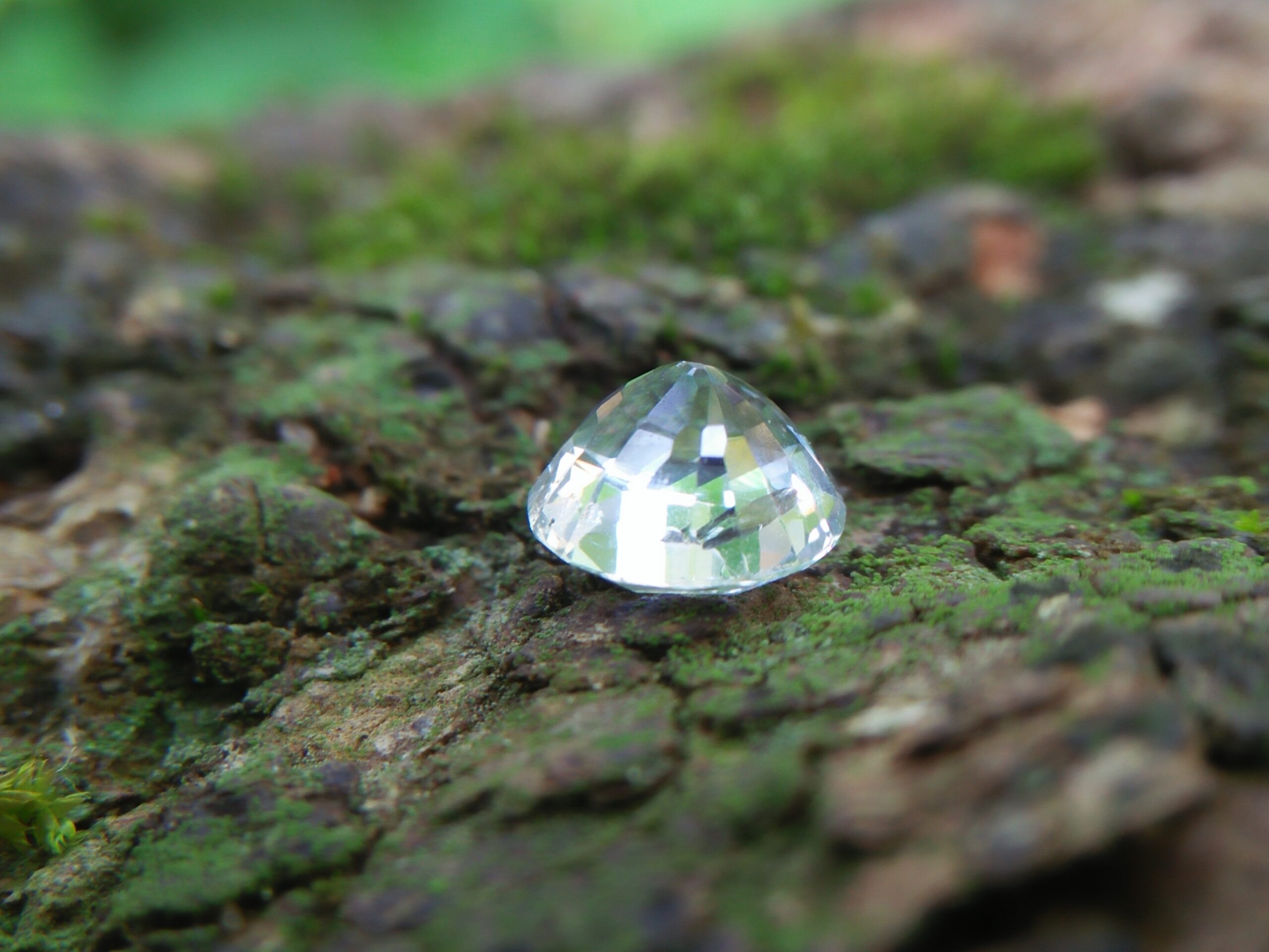 Ceylon Natural White Sapphire Weight : 1.00Cts Dimension : 5.8 x 5.7 x 3.7 mm Color : White Treatment : Heated Transparent: Good Transparency Shape : Round Clarity : Vs • CSL - Colored Stone Laboratory Certified ( GIA Alumina Association Member ) • CSL Memo No : 08487E2162CCz 白色的藍寶石   重量 : 1 卡拉 尺寸 : 5.8 x 5.7 x 3.7 mm  颜色 : 白色 透明 : 好透明  形状 : 圆形 清晰度 : VS 治療 ： 加熱 寶石直接來自矿塲 COLORED STONE LABORATORY CERTIFIED ( GIA Alumni Association Member)