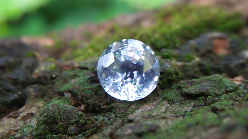 Ceylon Natural White Sapphire Weight : 1.00Cts Dimension : 5.8 x 5.7 x 3.7 mm Color : White Treatment : Heated Transparent: Good Transparency Shape : Round Clarity : Vs • CSL - Colored Stone Laboratory Certified ( GIA Alumina Association Member ) • CSL Memo No : 08487E2162CCz 白色的藍寶石   重量 : 1 卡拉 尺寸 : 5.8 x 5.7 x 3.7 mm  颜色 : 白色 透明 : 好透明  形状 : 圆形 清晰度 : VS 治療 ： 加熱 寶石直接來自矿塲 COLORED STONE LABORATORY CERTIFIED ( GIA Alumni Association Member)