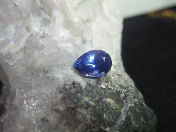 Ceylon Natural Cornflower Blue Sapphire Colour : Blue "Cornflower Blue" Shape : Pear Weight : 2.56 CTS Dimension : 9.7 x 6.9 x 5.3 mm Treatment : Heated Clarity : SI • CSL - Colored Stone Laboratory Certified ( GIA Alumina Association Member ) • CSL Memo No : F71941ACFEEO 蓝宝石 （ 矢車菊） 重量 : 2.56卡拉   尺寸 : 9.7 x 6.9 x 5.3 mm 颜色 : 蓝色 （ 矢車菊） 透明 : 好透明  形状 : 梨形 治療：加熱 清晰度 : SI