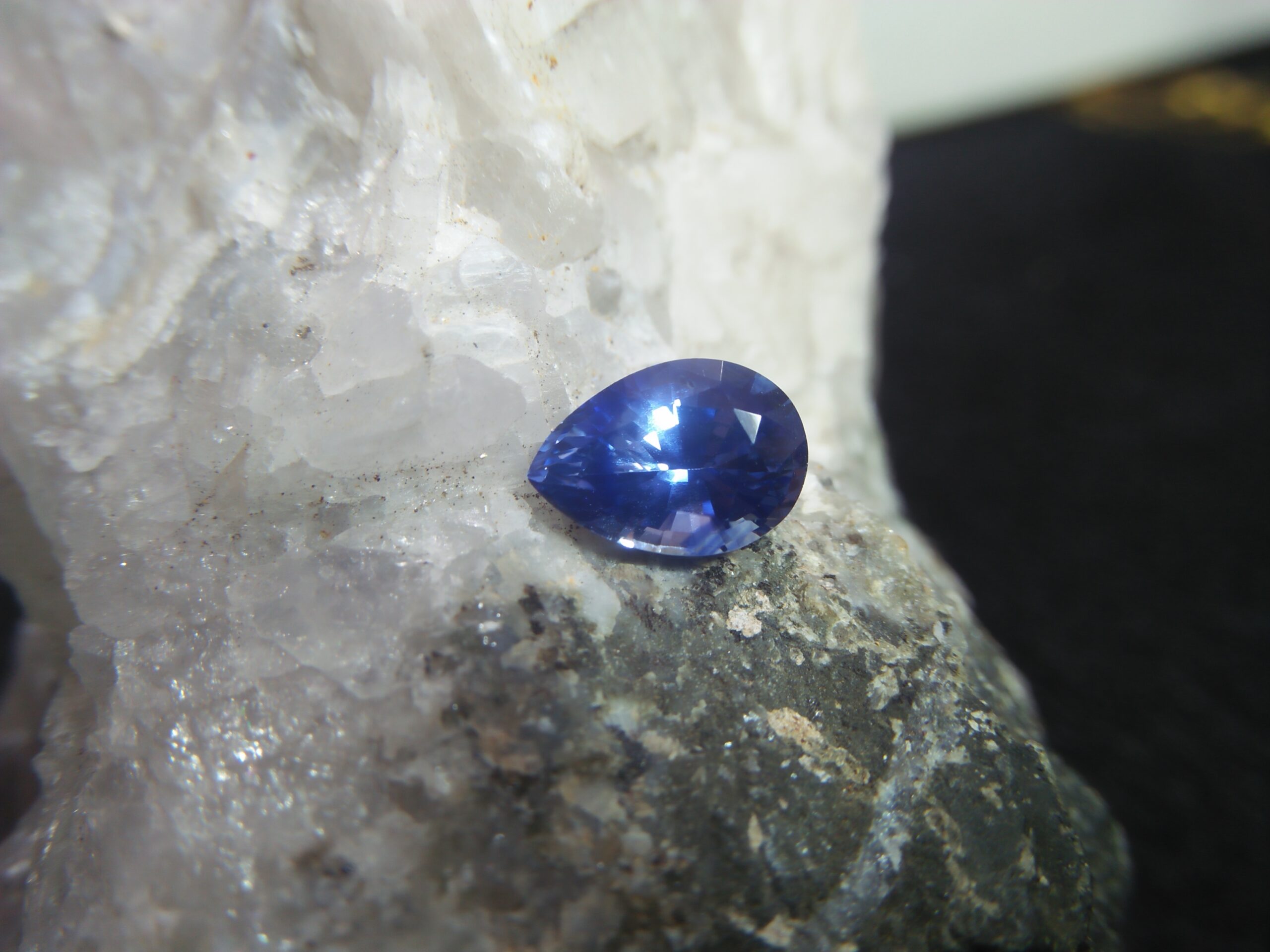 Ceylon Natural Cornflower Blue Sapphire Colour : Blue "Cornflower Blue" Shape : Pear Weight : 2.56 CTS Dimension : 9.7 x 6.9 x 5.3 mm Treatment : Heated Clarity : SI • CSL - Colored Stone Laboratory Certified ( GIA Alumina Association Member ) • CSL Memo No : F71941ACFEEO 蓝宝石 ( 矢車菊) 重量 : 2.56卡拉 尺寸 : 9.7 x 6.9 x 5.3 mm 颜色 : 蓝色 ( 矢車菊) 透明 : 好透明 形状 : 梨形 治療:加熱 清晰度 : SI