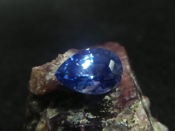 Ceylon Natural Cornflower Blue Sapphire Colour : Blue "Cornflower Blue" Shape : Pear Weight : 2.56 CTS Dimension : 9.7 x 6.9 x 5.3 mm Treatment : Heated Clarity : SI • CSL - Colored Stone Laboratory Certified ( GIA Alumina Association Member ) • CSL Memo No : F71941ACFEEO 蓝宝石 ( 矢車菊) 重量 : 2.56卡拉 尺寸 : 9.7 x 6.9 x 5.3 mm 颜色 : 蓝色 ( 矢車菊) 透明 : 好透明 形状 : 梨形 治療:加熱 清晰度 : SI