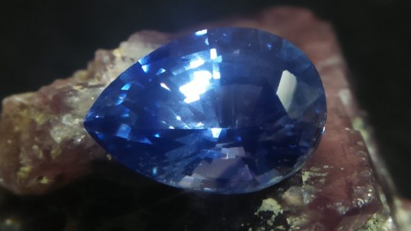 Ceylon Natural Cornflower Blue Sapphire Colour : Blue "Cornflower Blue" Shape : Pear Weight : 2.56 CTS Dimension : 9.7 x 6.9 x 5.3 mm Treatment : Heated Clarity : SI • CSL - Colored Stone Laboratory Certified ( GIA Alumina Association Member ) • CSL Memo No : F71941ACFEEO 蓝宝石 （ 矢車菊） 重量 : 2.56卡拉   尺寸 : 9.7 x 6.9 x 5.3 mm 颜色 : 蓝色 （ 矢車菊） 透明 : 好透明  形状 : 梨形 治療：加熱 清晰度 : SI