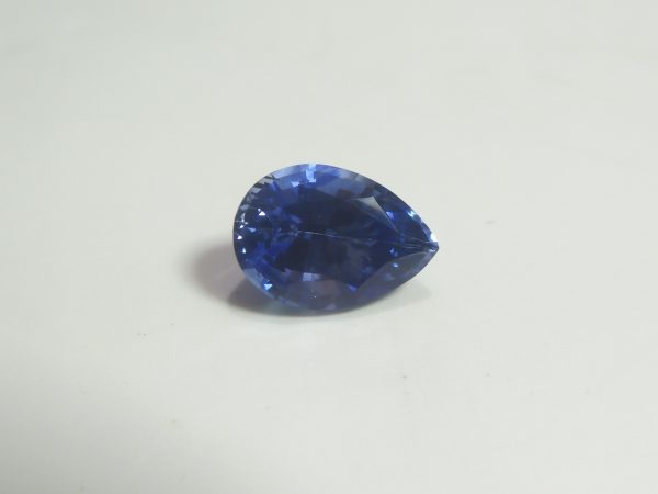 Ceylon Natural Cornflower Blue Sapphire Colour : Blue "Cornflower Blue" Shape : Pear Weight : 2.56 CTS Dimension : 9.7 x 6.9 x 5.3 mm Treatment : Heated Clarity : SI • CSL - Colored Stone Laboratory Certified ( GIA Alumni Association Member ) • CSL Memo No : F71941ACFEEO 蓝宝石 （ 矢車菊） 重量 : 2.56卡拉   尺寸 : 9.7 x 6.9 x 5.3 mm 颜色 : 蓝色 （ 矢車菊） 透明 : 好透明  形状 : 梨形 治療：加熱 清晰度 : SI