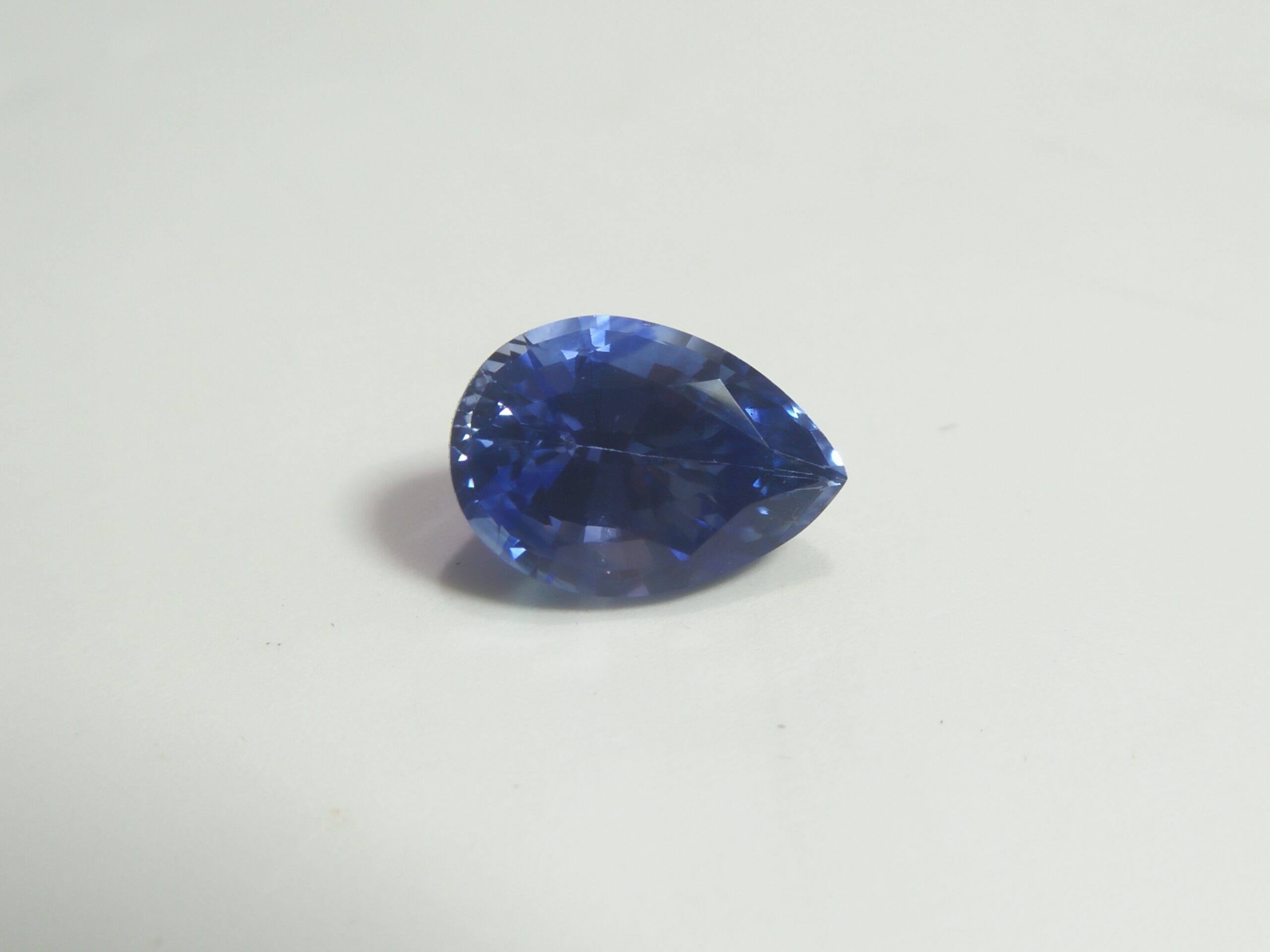 Ceylon Natural Cornflower Blue Sapphire Colour : Blue "Cornflower Blue" Shape : Pear Weight : 2.56 CTS Dimension : 9.7 x 6.9 x 5.3 mm Treatment : Heated Clarity : SI • CSL - Colored Stone Laboratory Certified ( GIA Alumina Association Member ) • CSL Memo No : F71941ACFEEO 蓝宝石 ( 矢車菊) 重量 : 2.56卡拉 尺寸 : 9.7 x 6.9 x 5.3 mm 颜色 : 蓝色 ( 矢車菊) 透明 : 好透明 形状 : 梨形 治療:加熱 清晰度 : SI